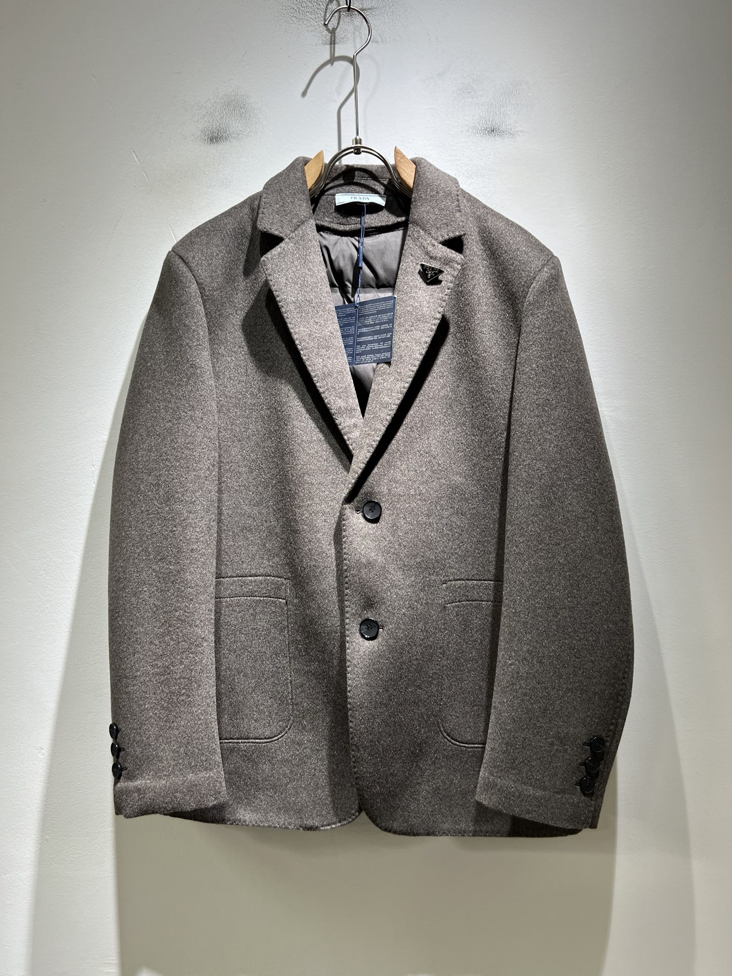 NO:612686,PRAD*A 2025 autumn and winter casual woolen blazers, the latest fashionable casual jackets, fashionable jackets! Trading company channels are rare, and they are sold simultaneously on the official website. The most anticipated high-quality products by male gods are coming, allowing you to feel what real luxury has connotation! This jacket is made of P's professional custom-made woolen fabrics. The surface is neat, smooth and lustrous, and the texture is obvious through the screen. The upper body is comfortable, light and not stuffy, and it has exquisite hardware accessories and logo accessories!  Hardware logo design!  It perfectly enhances the overall sense of luxury and class, and you can get the high-end luxury atmosphere at a glance! The jacket is cut in a basic and conventional style, and the upper body is versatile, simple and unobtrusive. It can easily cope with various occasions and environments. It is undoubtedly a must-have for daily commuting! Sizes M～4XL,, prada, jackets & coats, jackets & coats, business suit, alexander wang19860909PRAD*A普*达2025秋冬休闲羊毛呢西装夹克外套,最新时尚休闲夹克,时尚夹克外套!贸易公司渠道稀出,同步官网发售,男神最为期待的精品狠货重磅来袭,让你感受到什么叫真正的高奢有内涵!此款夹克外套选用了P家专业定制羊毛呢面料制成,表面整洁光滑且富有光泽,质感透过屏幕都显而易 见,上身舒适轻盈不闷热,精致五金辅料Logo配饰！五金logo图案设计！完美提升了整体的奢华档次感,一眼就能Get到的高端奢华气息!基础常规的夹克版型裁剪,上身百搭简约不挑人,轻松应对各种场合与环境,属于日常通勤必备的臻品无疑!尺码M～4XL,,prada,jackets & coats,jackets & coats,business suit,alexander wang,Men's clothing