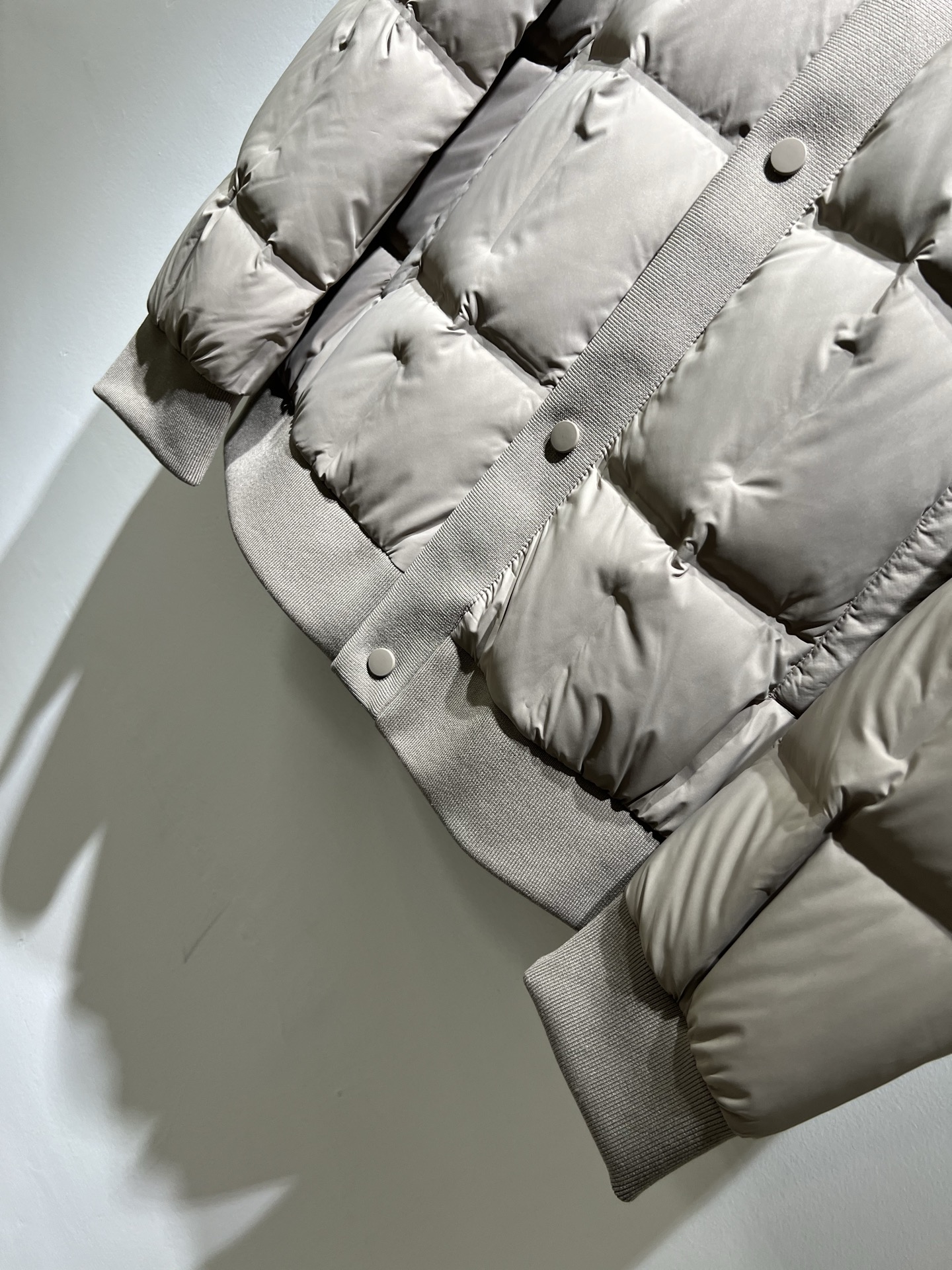 。Prad*a 普*达2025秋冬男女同款👫羽绒服夹克外套，现货 Prad* 羽绒面料夹克 防水羽绒服保