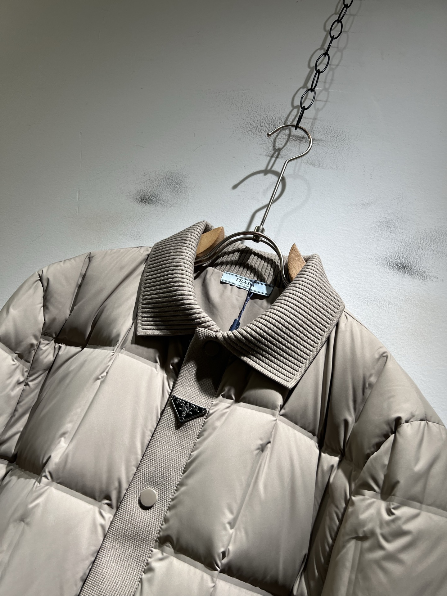 。Prad*a 普*达2025秋冬男女同款👫羽绒服夹克外套，现货 Prad* 羽绒面料夹克 防水羽绒服保