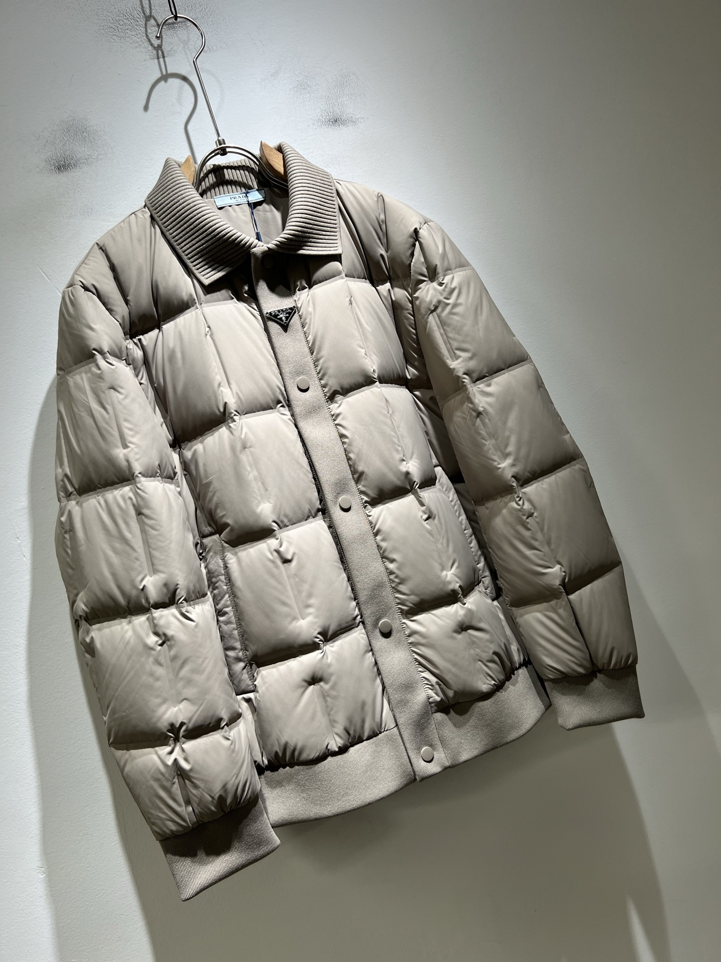 。Prad*a 普*达2025秋冬男女同款👫羽绒服夹克外套，现货 Prad* 羽绒面料夹克 防水羽绒服保