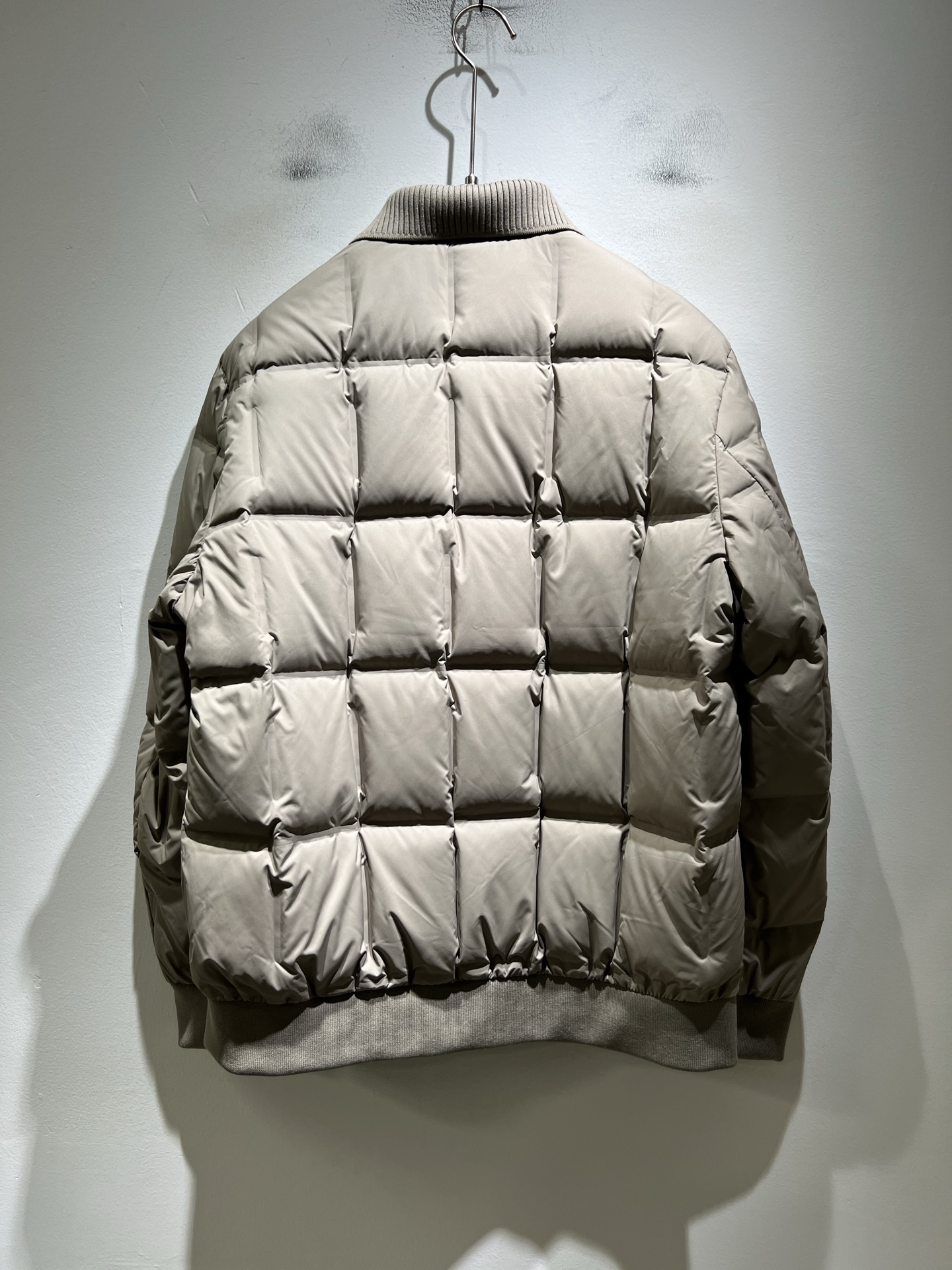 。Prad*a 普*达2025秋冬男女同款👫羽绒服夹克外套，现货 Prad* 羽绒面料夹克 防水羽绒服保