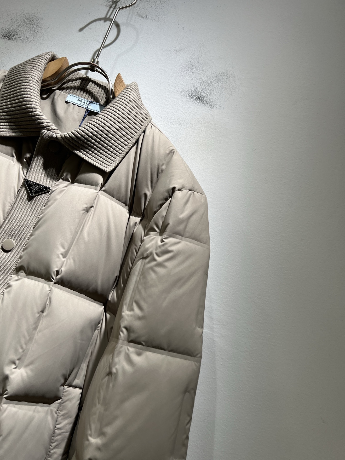 。Prad*a 普*达2025秋冬男女同款👫羽绒服夹克外套，现货 Prad* 羽绒面料夹克 防水羽绒服保