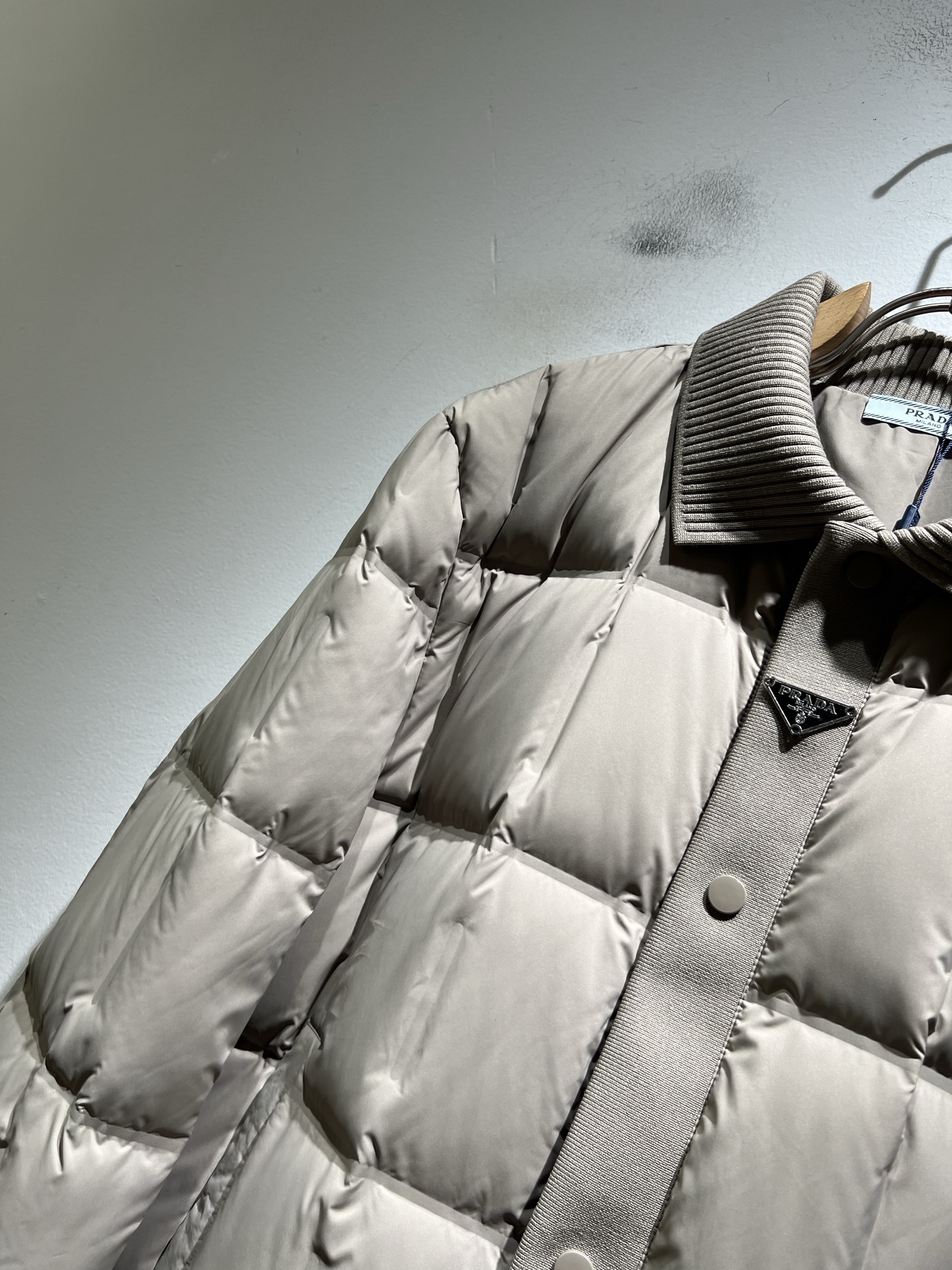 。Prad*a 普*达2025秋冬男女同款👫羽绒服夹克外套，现货 Prad* 羽绒面料夹克 防水羽绒服保