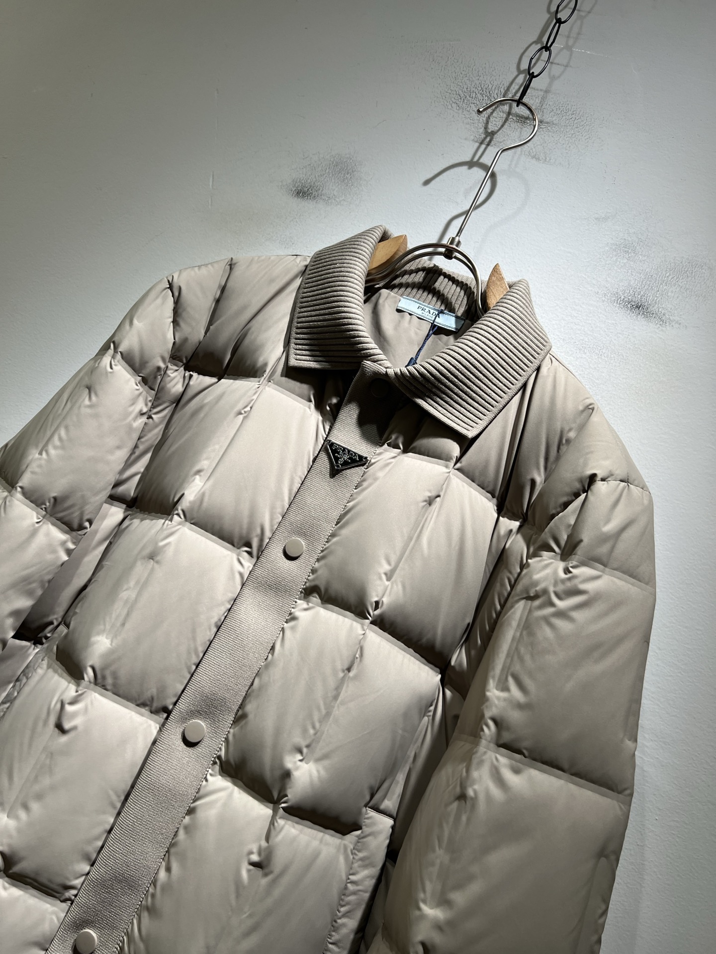 。Prad*a 普*达2025秋冬男女同款👫羽绒服夹克外套，现货 Prad* 羽绒面料夹克 防水羽绒服保