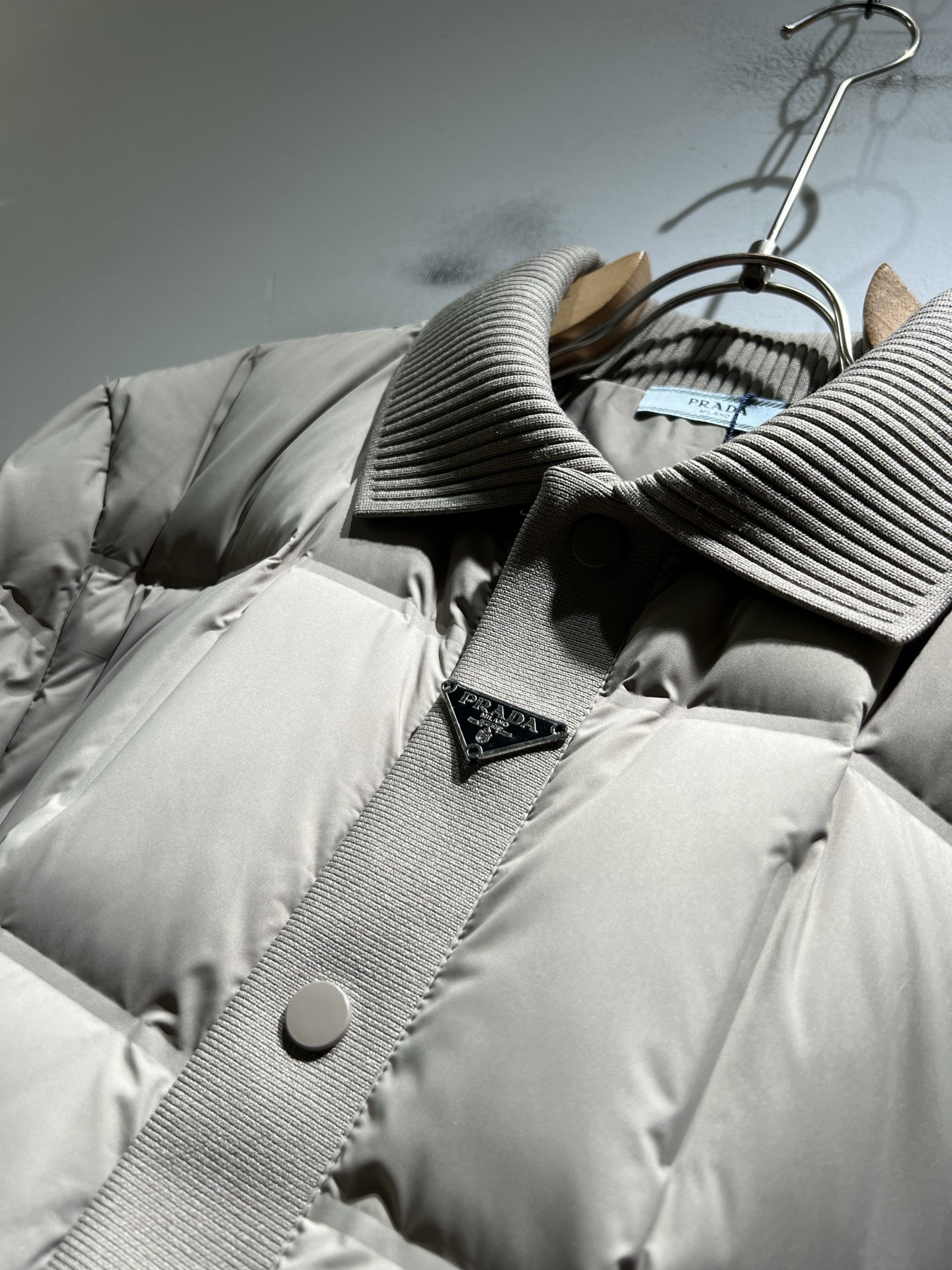 。Prad*a 普*达2025秋冬男女同款👫羽绒服夹克外套，现货 Prad* 羽绒面料夹克 防水羽绒服保