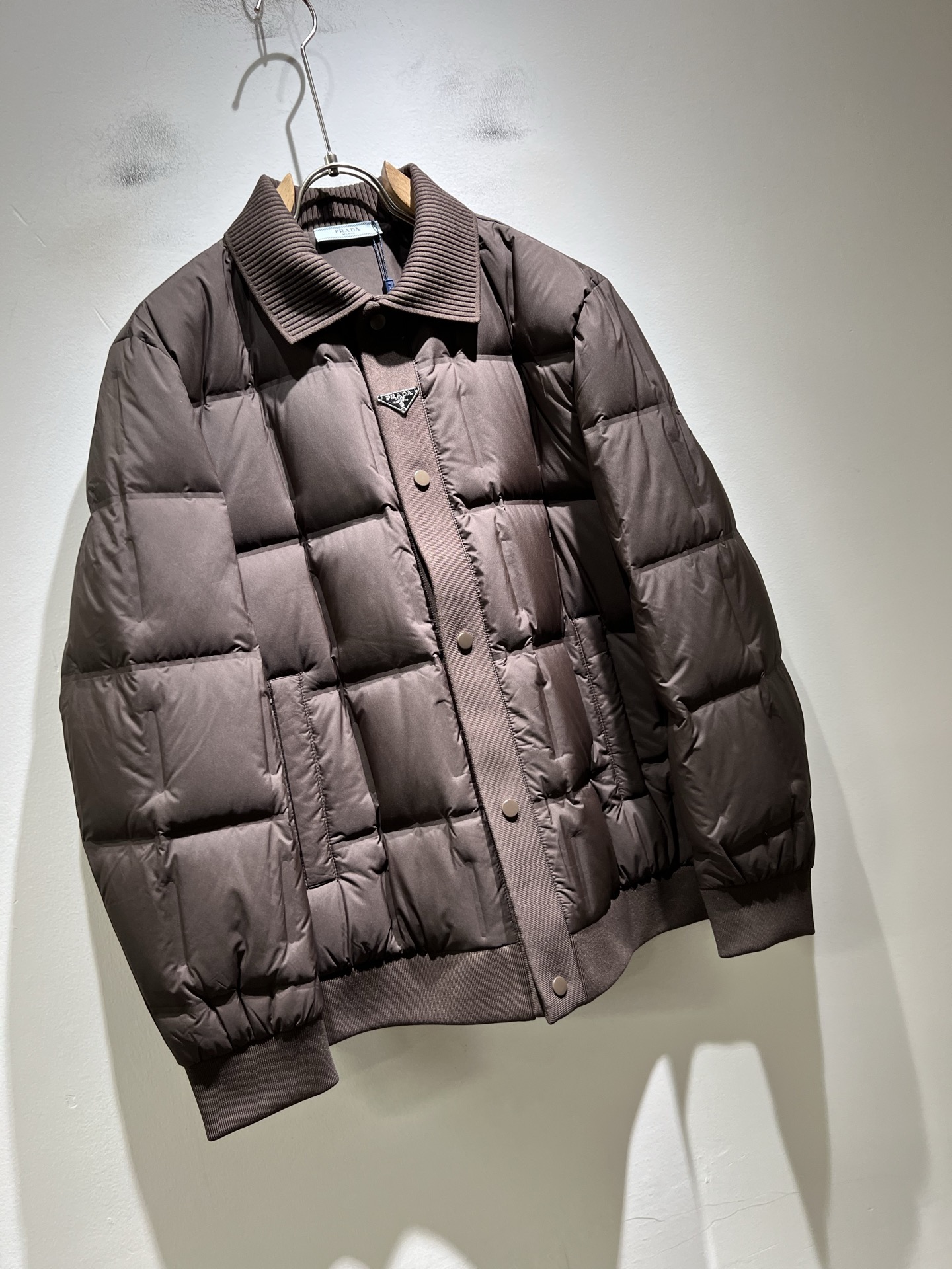 。Prad*a 普*达2025秋冬男女同款👫羽绒服夹克外套，现货 Prad* 羽绒面料夹克 防水羽绒服保