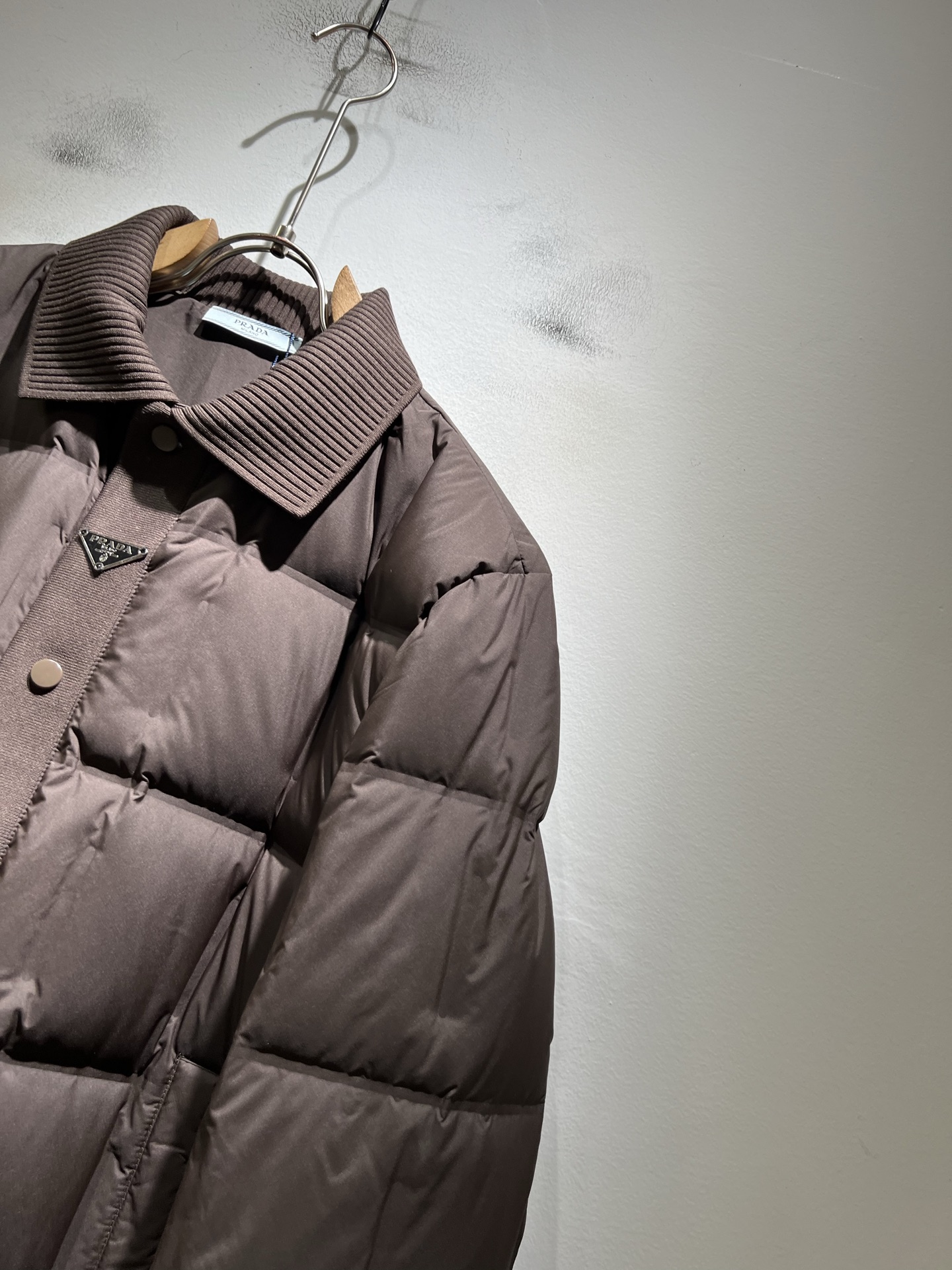 。Prad*a 普*达2025秋冬男女同款👫羽绒服夹克外套，现货 Prad* 羽绒面料夹克 防水羽绒服保