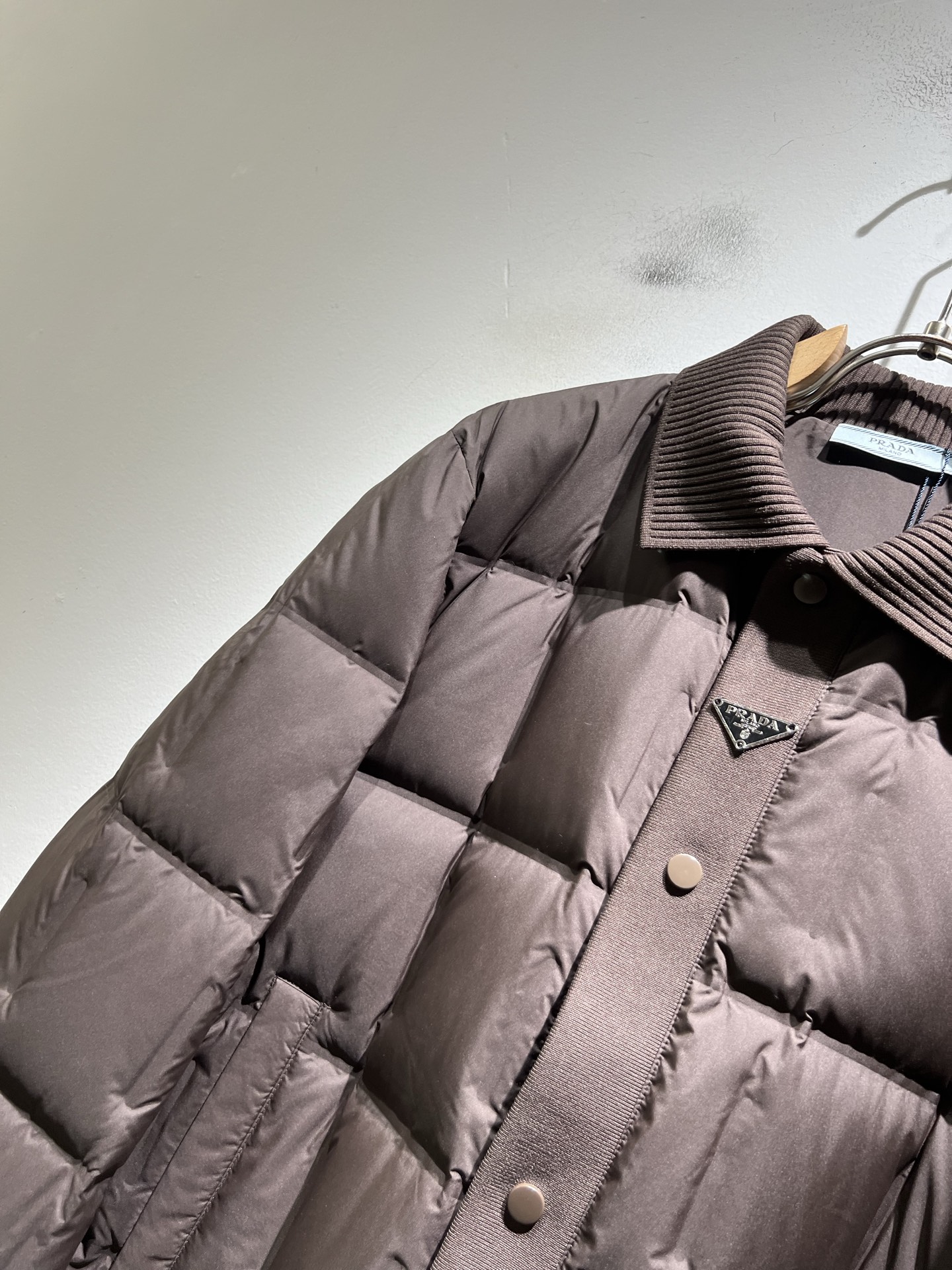 。Prad*a 普*达2025秋冬男女同款👫羽绒服夹克外套，现货 Prad* 羽绒面料夹克 防水羽绒服保