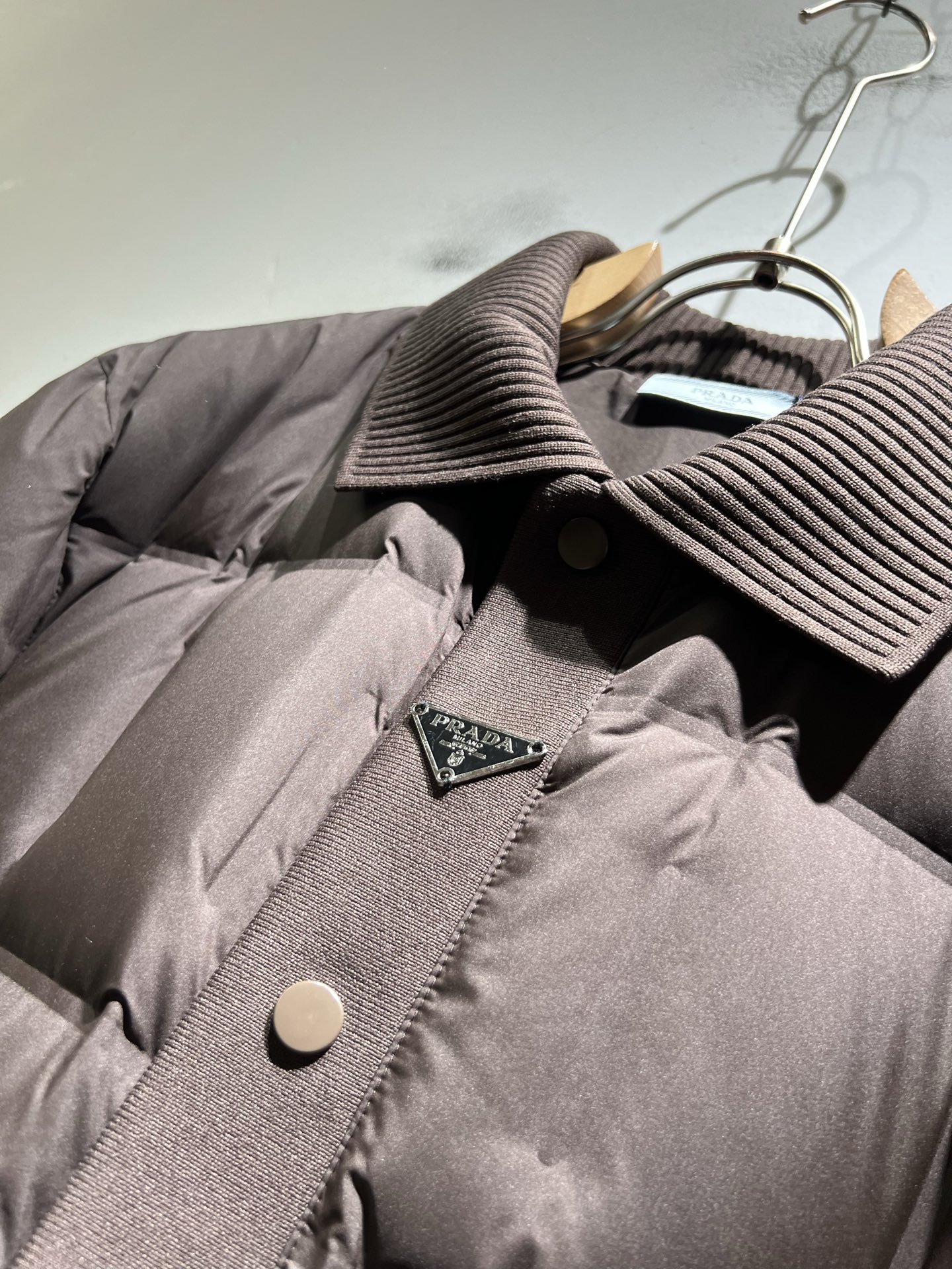 。Prad*a 普*达2025秋冬男女同款👫羽绒服夹克外套，现货 Prad* 羽绒面料夹克 防水羽绒服保