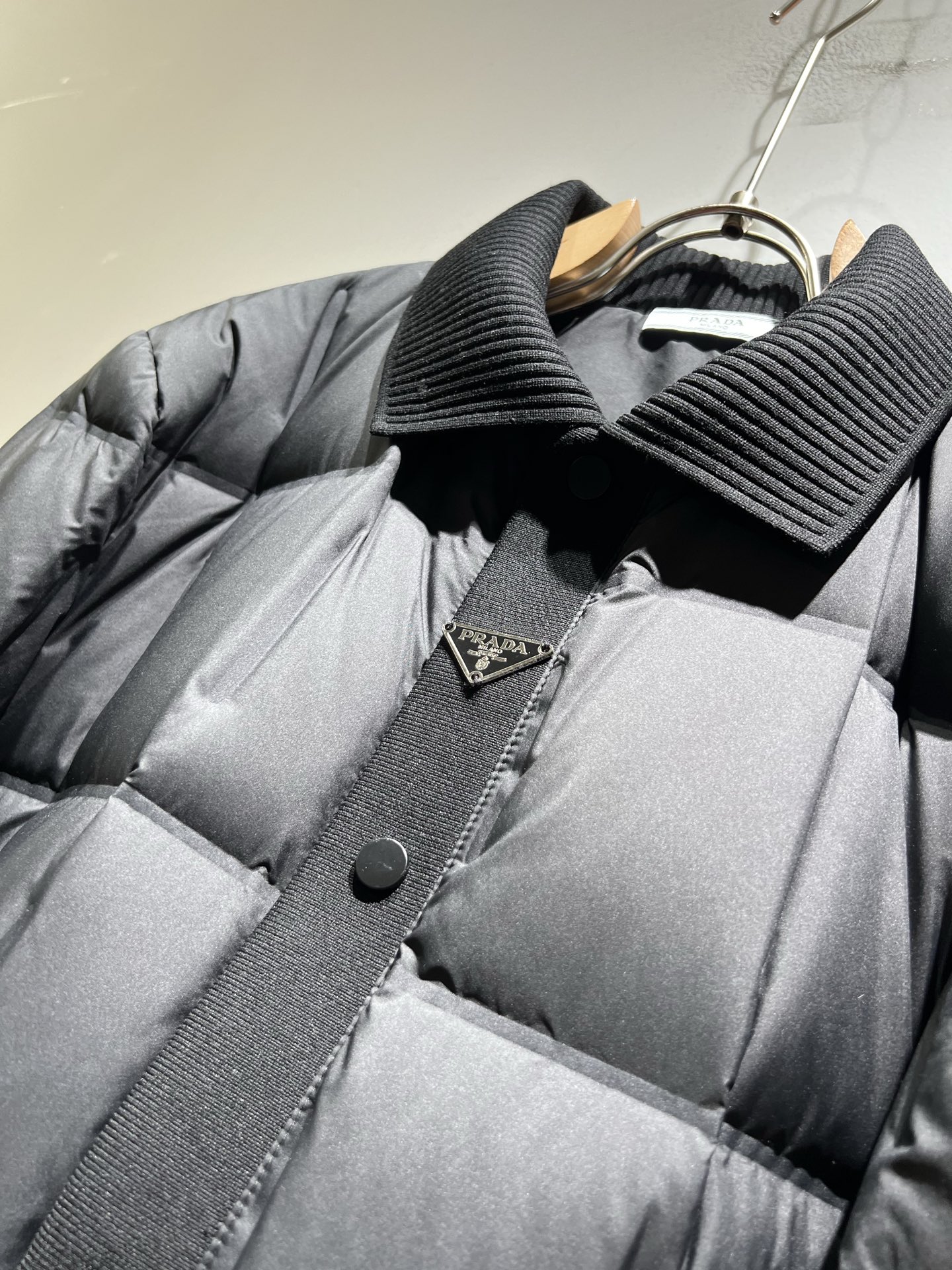 。 Prad*a 普*达2025秋冬男女同款👫羽绒服夹克外套，现货 Prad* 羽绒面料夹克 防水羽绒服