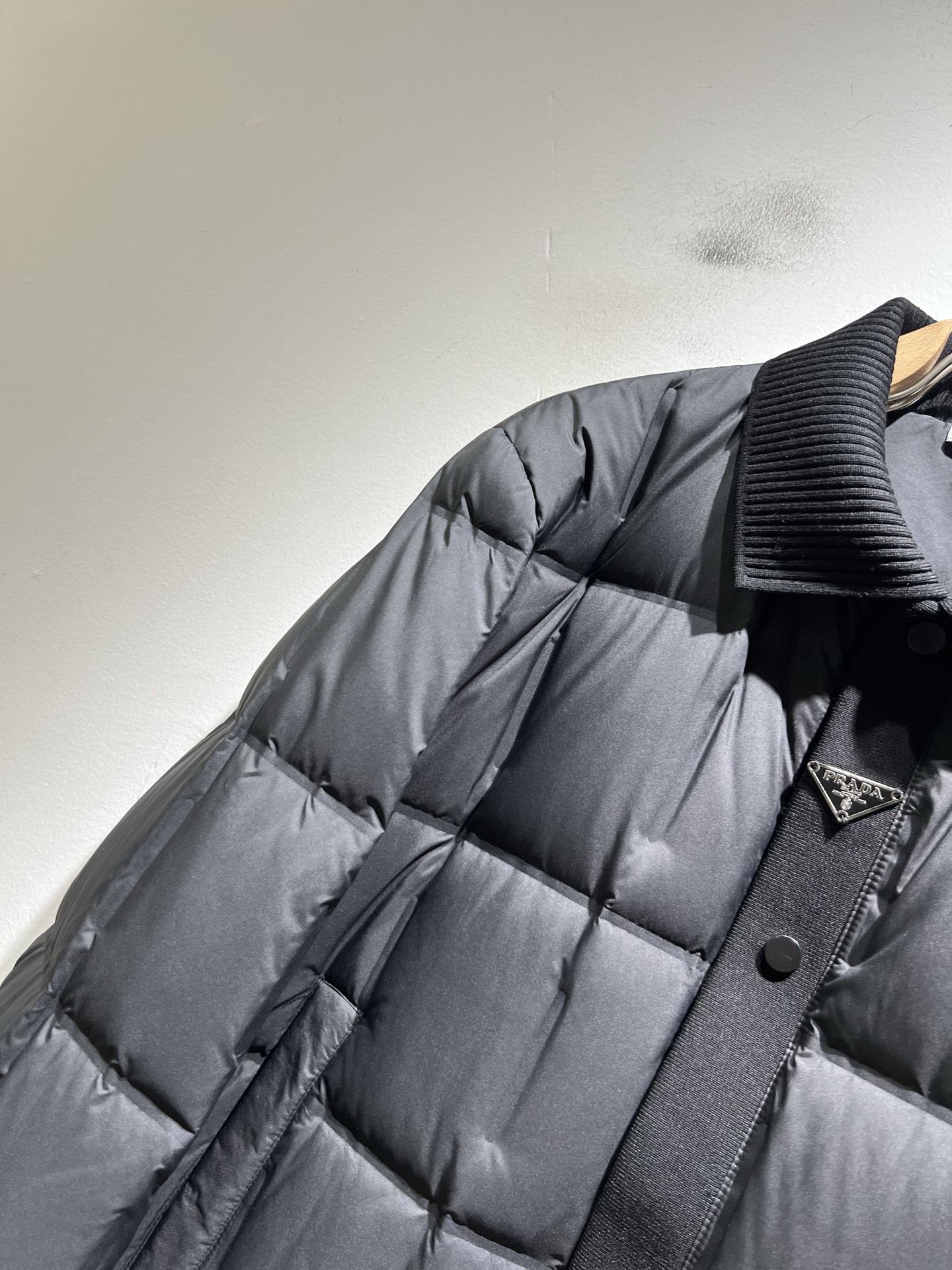。 Prad*a 普*达2025秋冬男女同款👫羽绒服夹克外套，现货 Prad* 羽绒面料夹克 防水羽绒服