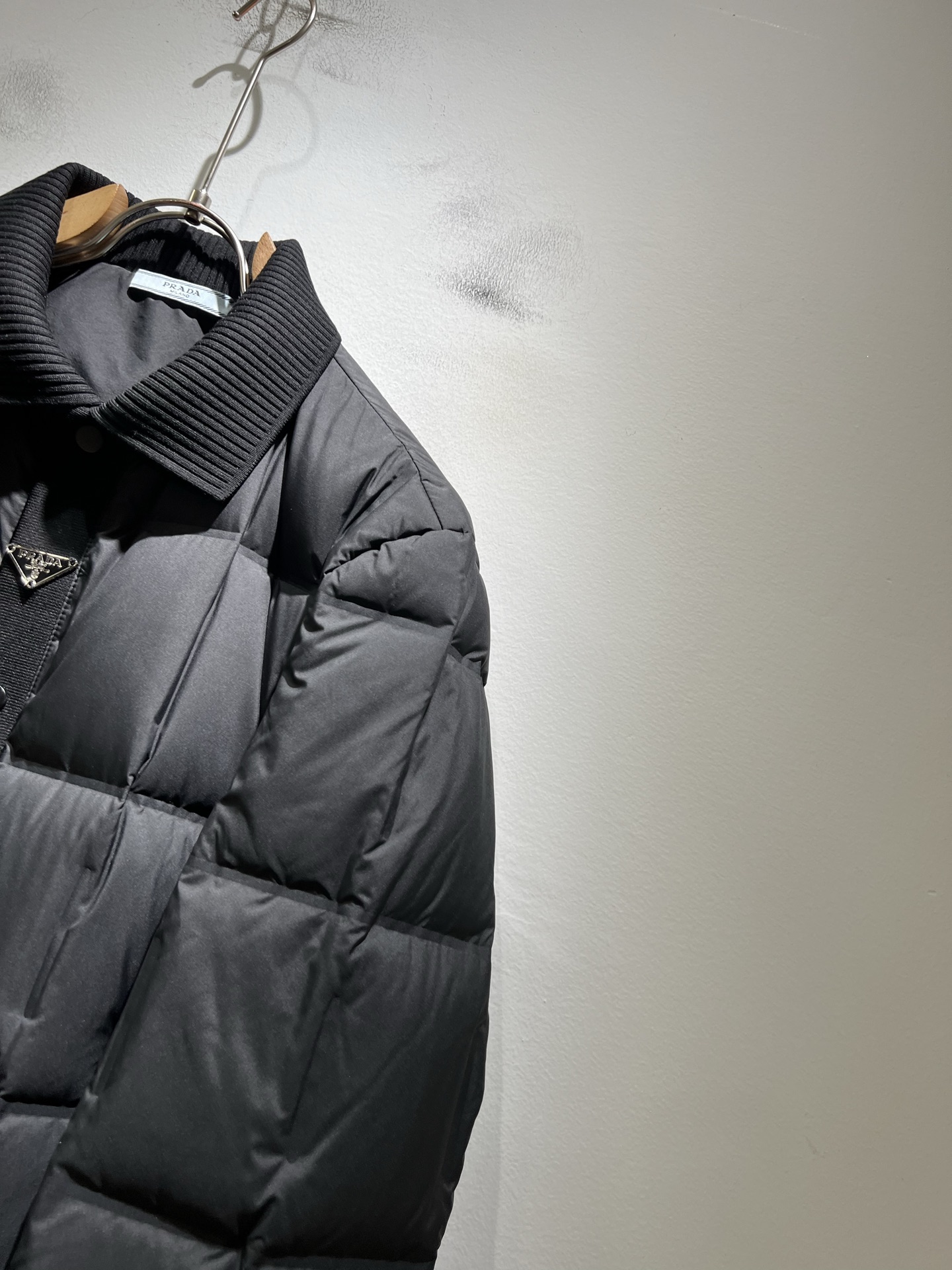 。 Prad*a 普*达2025秋冬男女同款👫羽绒服夹克外套，现货 Prad* 羽绒面料夹克 防水羽绒服