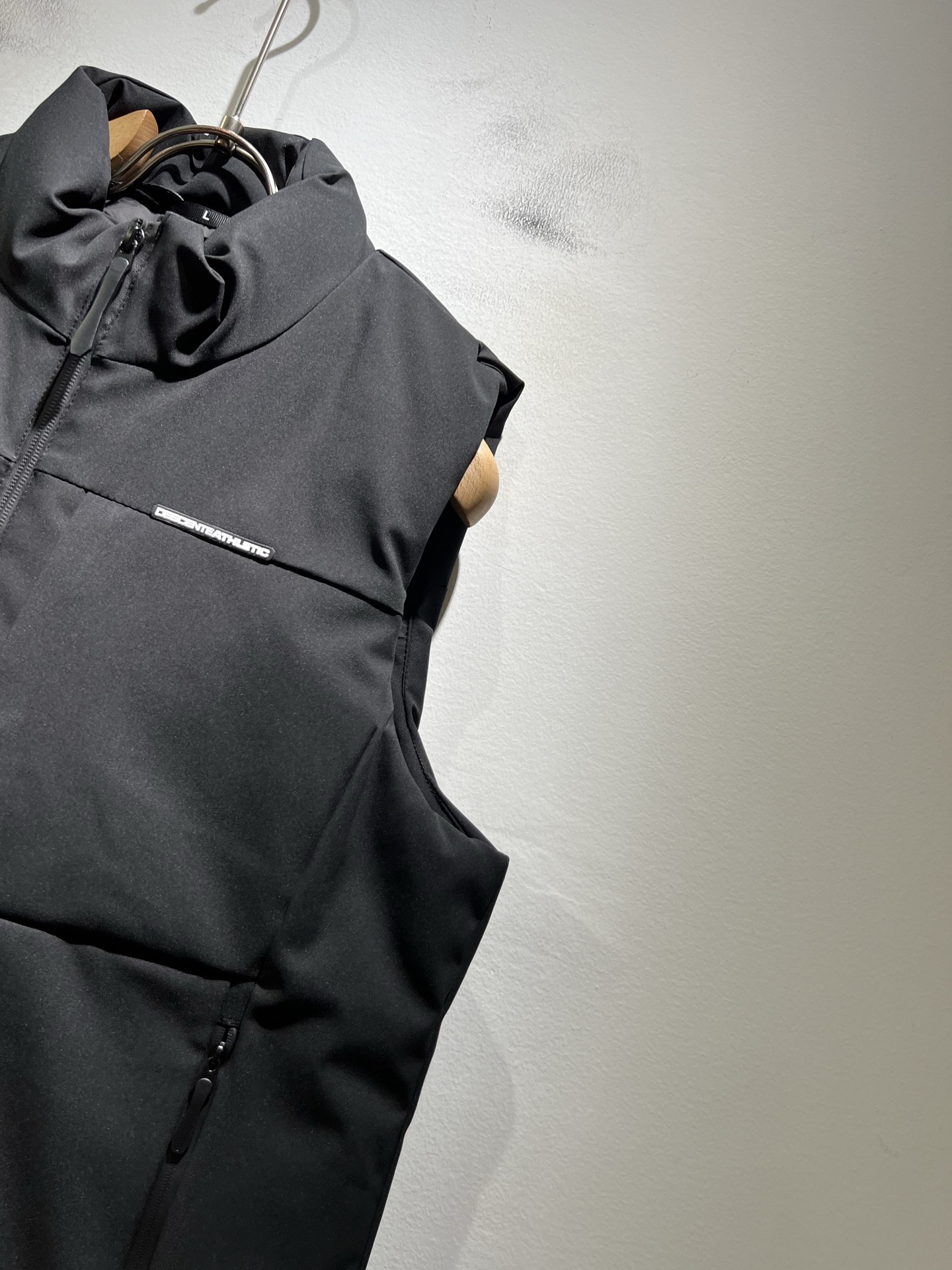 迪桑特DESCENTE，2025秋冬新款男女棉服同款马甲，自年荣耀至今的专业运动品牌。80余年来，始终坚