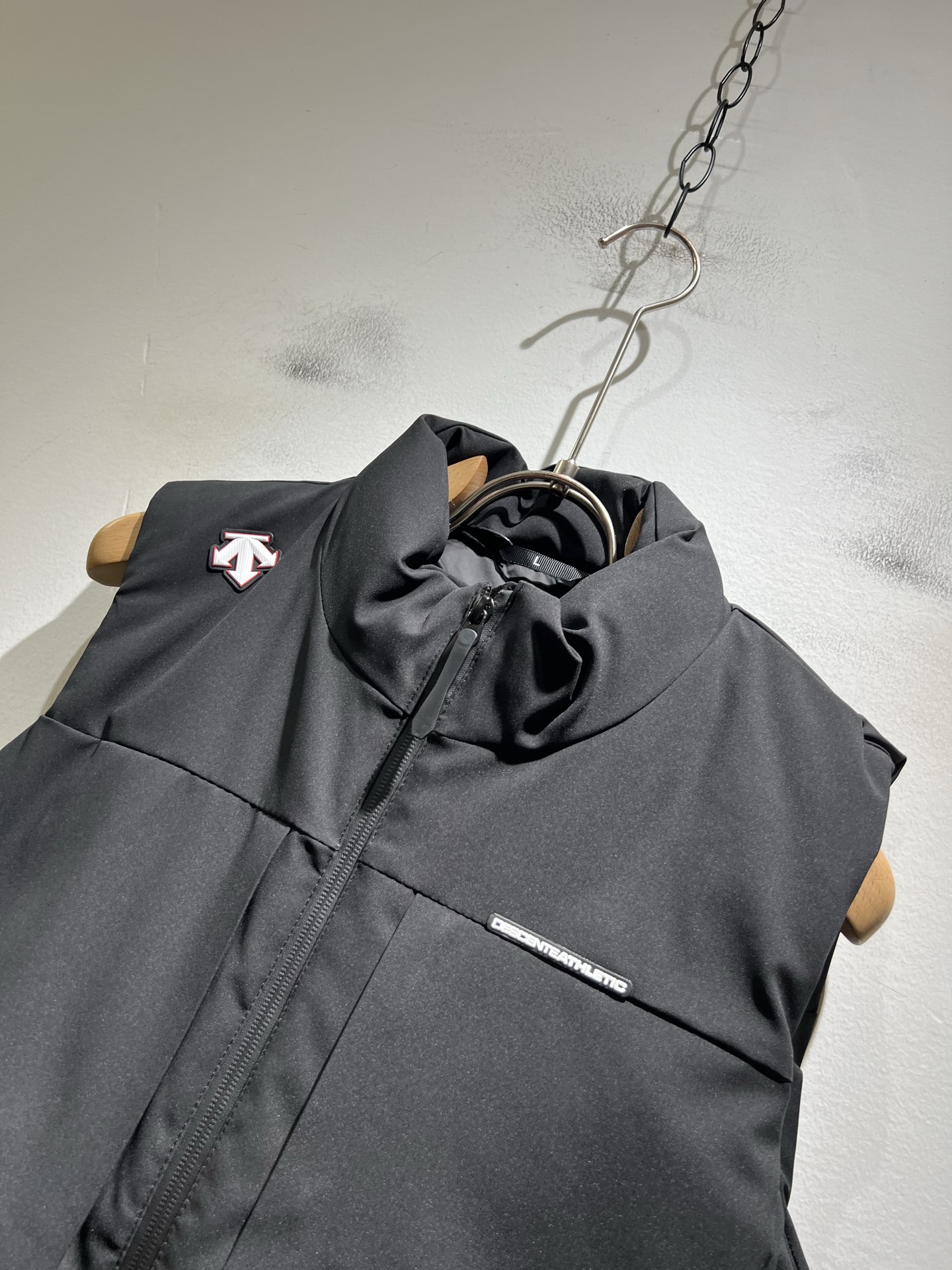 迪桑特DESCENTE，2025秋冬新款男女棉服同款马甲，自年荣耀至今的专业运动品牌。80余年来，始终坚