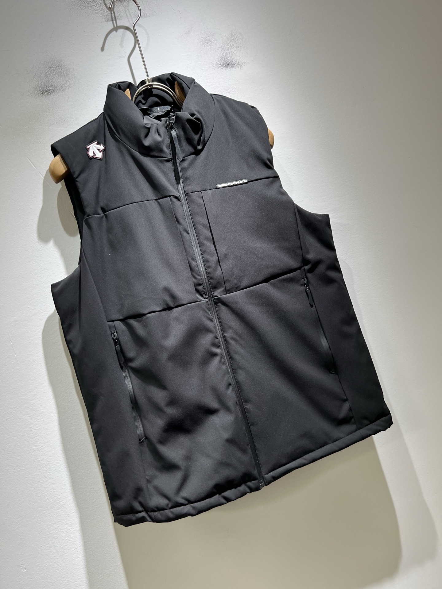 迪桑特DESCENTE，2025秋冬新款男女棉服同款马甲，自年荣耀至今的专业运动品牌。80余年来，始终坚