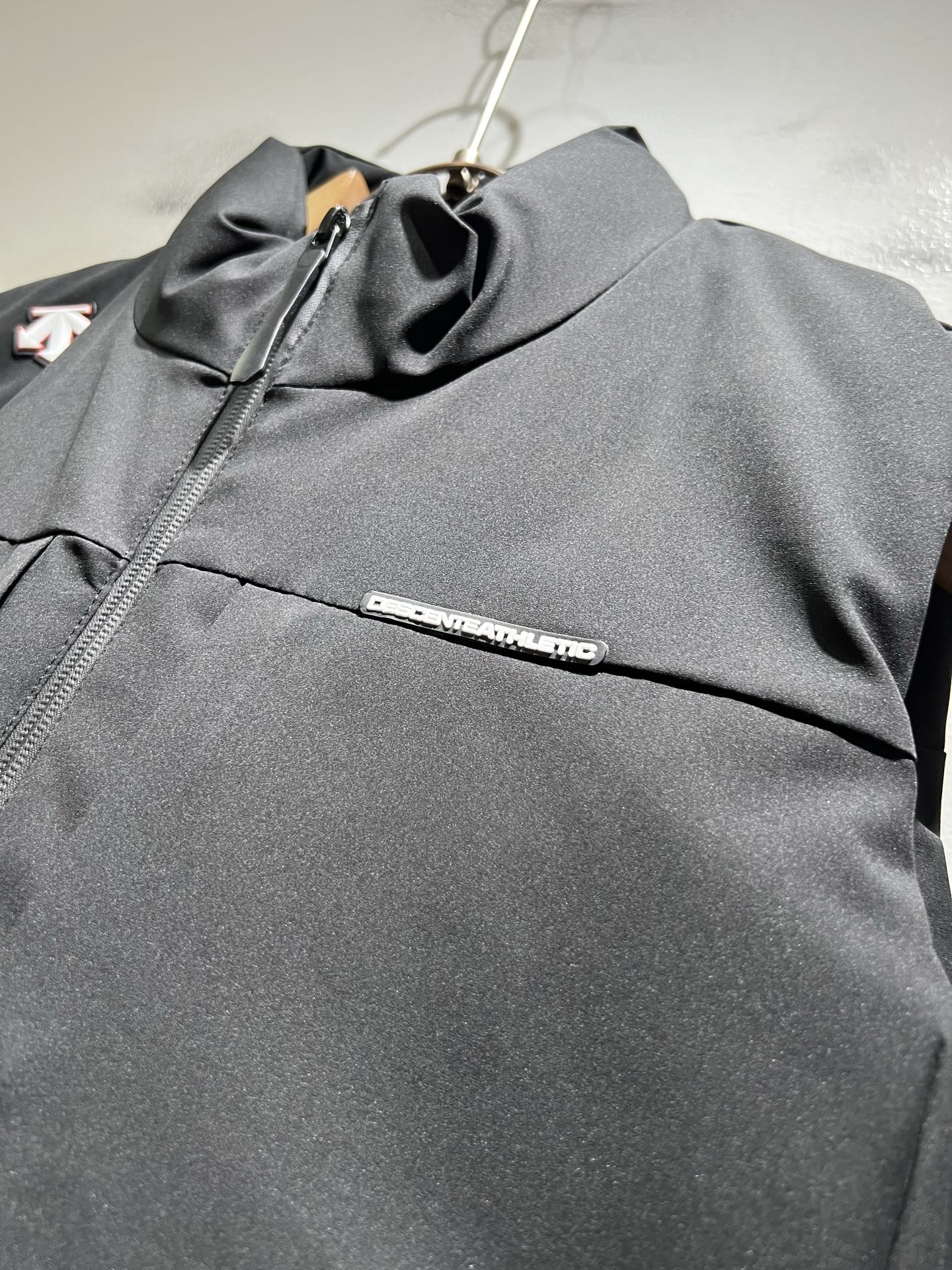 迪桑特DESCENTE，2025秋冬新款男女棉服同款马甲，自年荣耀至今的专业运动品牌。80余年来，始终坚