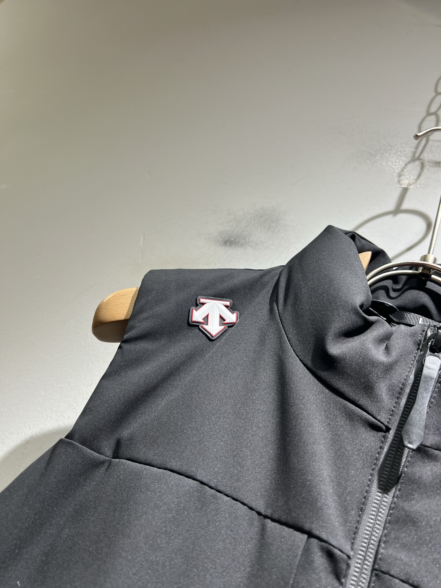 迪桑特DESCENTE，2025秋冬新款男女棉服同款马甲，自年荣耀至今的专业运动品牌。80余年来，始终坚