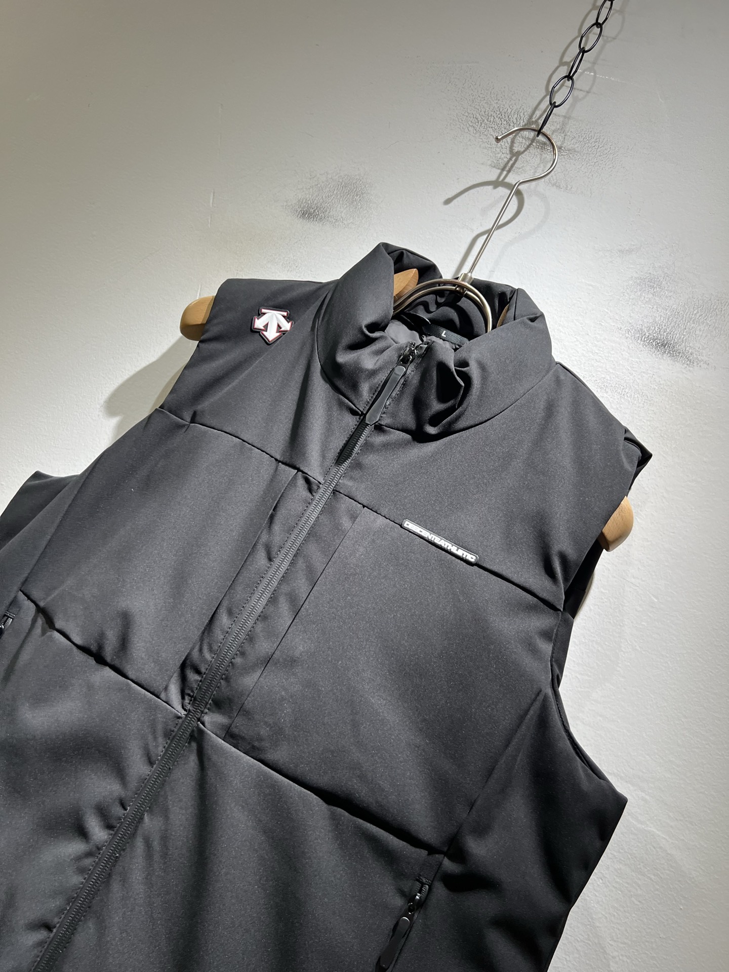 迪桑特DESCENTE，2025秋冬新款男女棉服同款马甲，自年荣耀至今的专业运动品牌。80余年来，始终坚