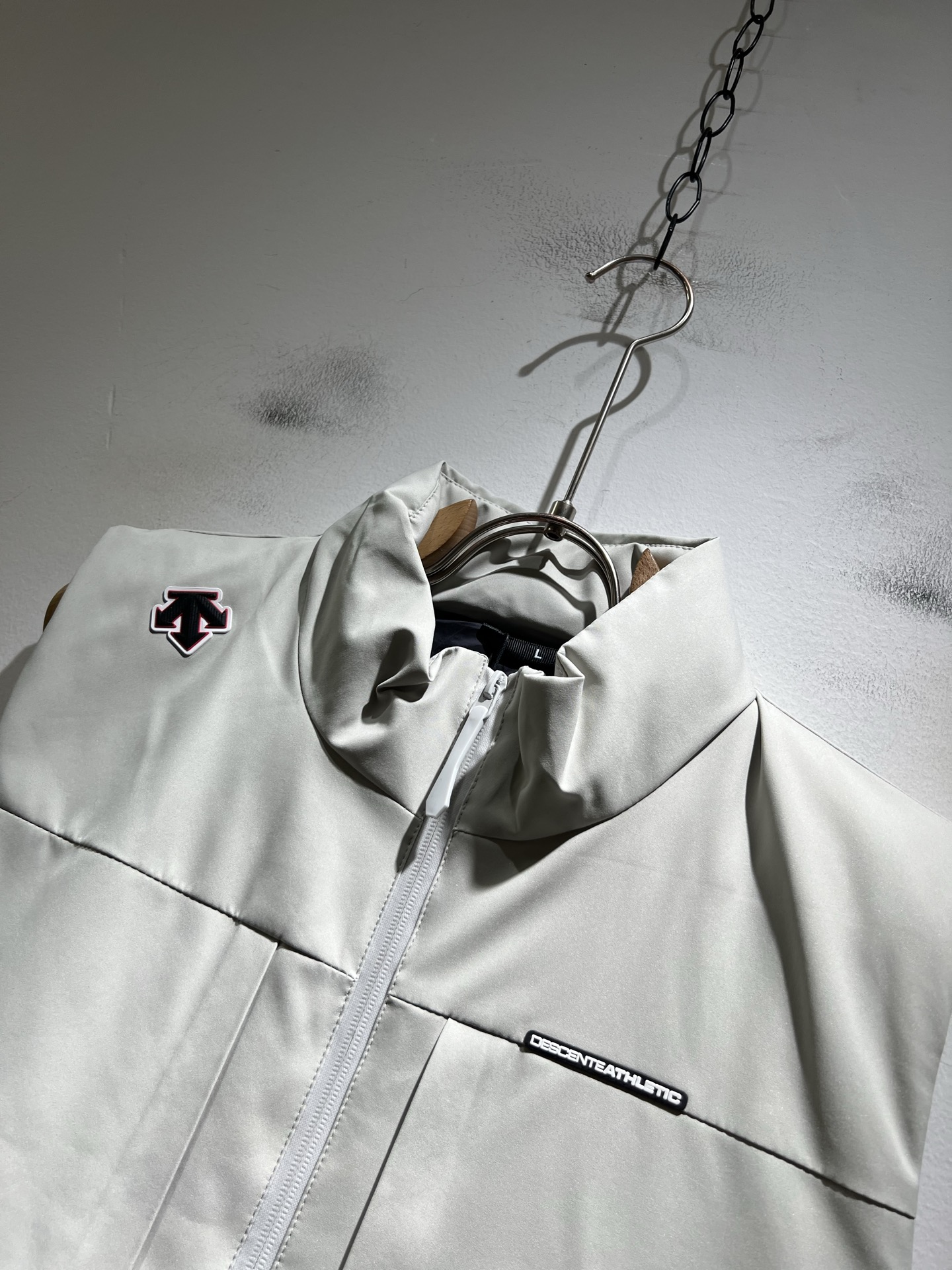 迪桑特DESCENTE，2025秋冬新款男女棉服同款马甲，自年荣耀至今的专业运动品牌。80余年来，始终坚