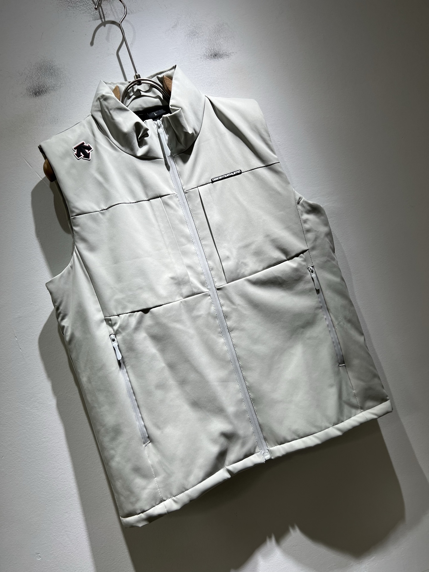 迪桑特DESCENTE，2025秋冬新款男女棉服同款马甲，自年荣耀至今的专业运动品牌。80余年来，始终坚