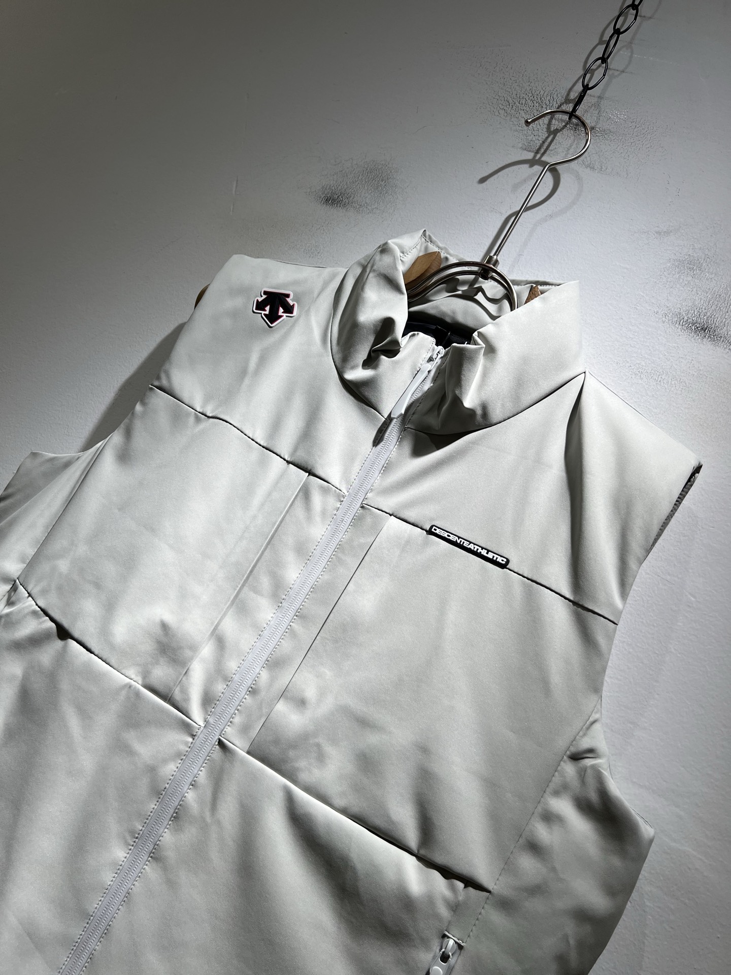 迪桑特DESCENTE，2025秋冬新款男女棉服同款马甲，自年荣耀至今的专业运动品牌。80余年来，始终坚