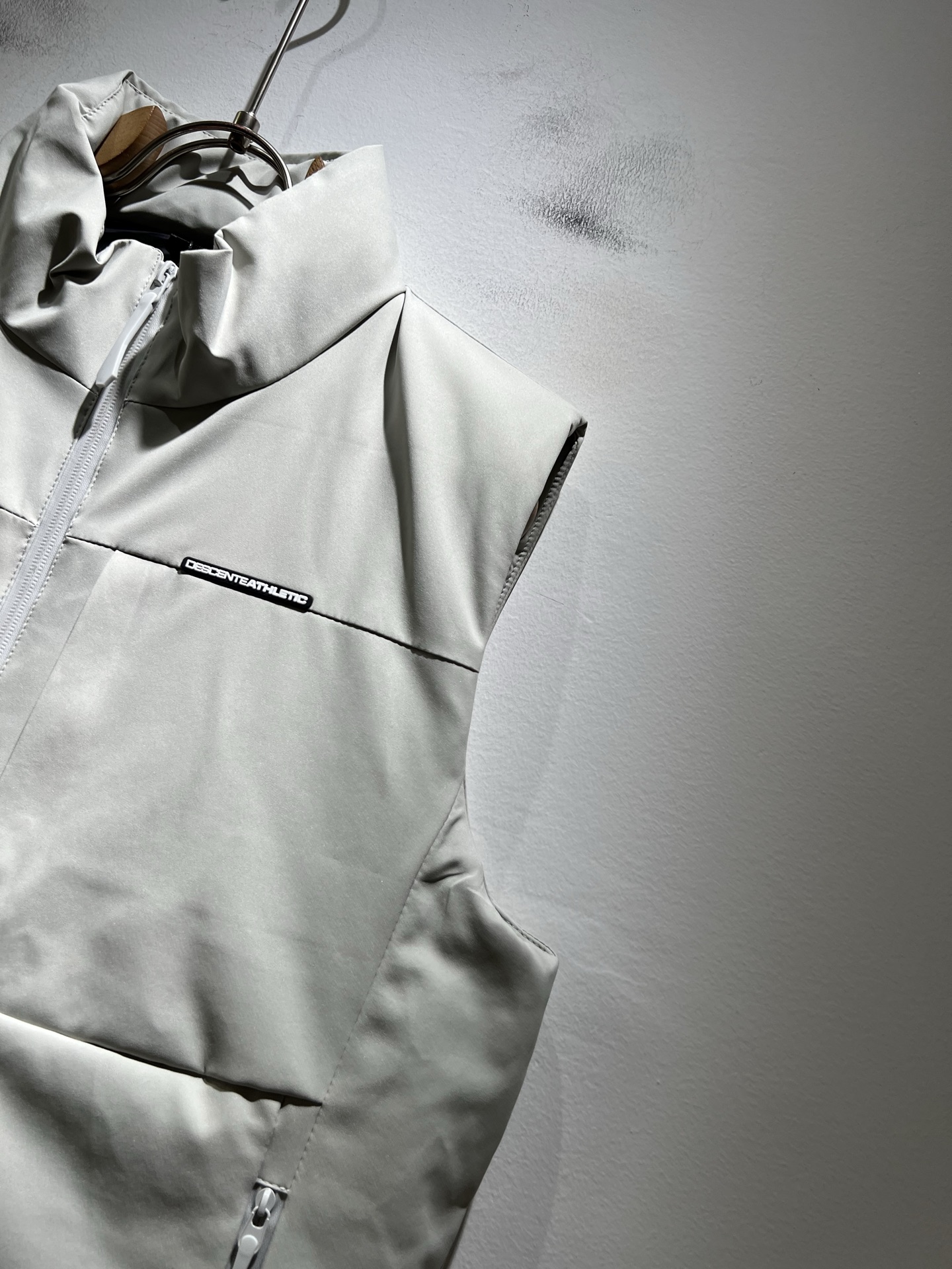 迪桑特DESCENTE，2025秋冬新款男女棉服同款马甲，自年荣耀至今的专业运动品牌。80余年来，始终坚