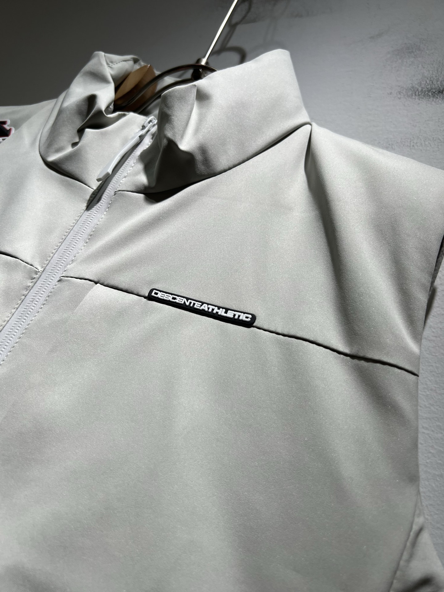 迪桑特DESCENTE，2025秋冬新款男女棉服同款马甲，自年荣耀至今的专业运动品牌。80余年来，始终坚