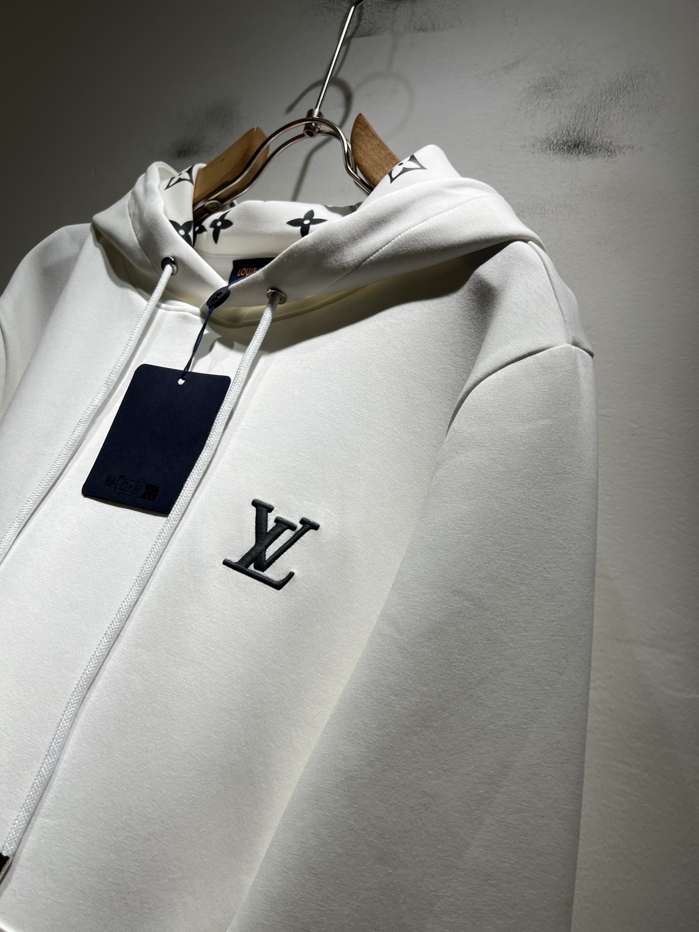 LouisVuitt*路易*登 2025秋冬全新系列单品上线，非常时髦前卫的一款男女同款👫长袖连帽卫衣，