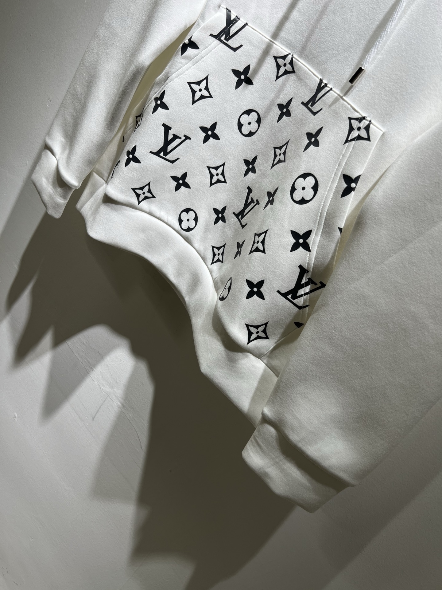 LouisVuitt*路易*登 2025秋冬全新系列单品上线，非常时髦前卫的一款男女同款👫长袖连帽卫衣，