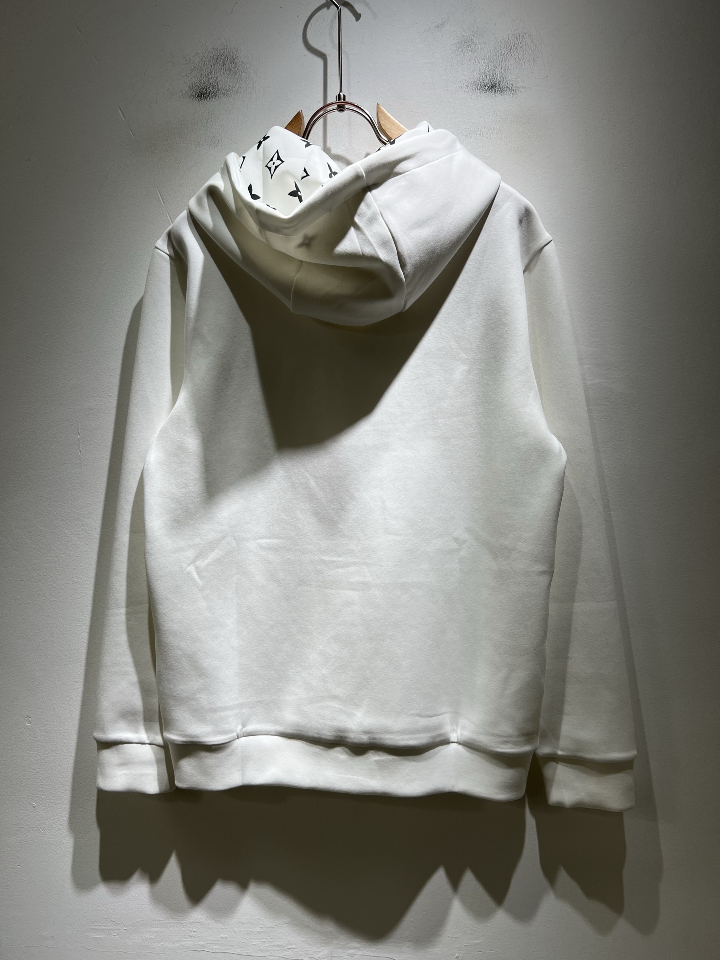 LouisVuitt*路易*登 2025秋冬全新系列单品上线，非常时髦前卫的一款男女同款👫长袖连帽卫衣，