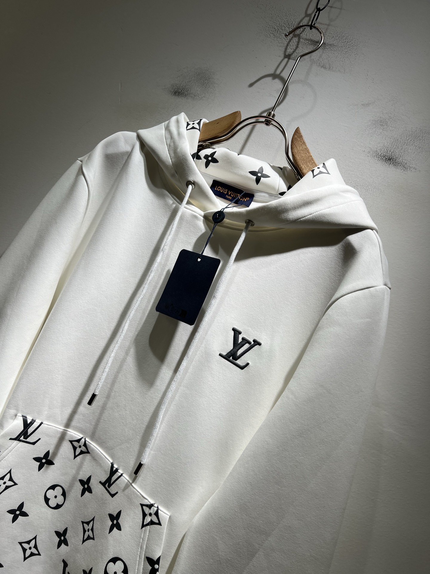 LouisVuitt*路易*登 2025秋冬全新系列单品上线，非常时髦前卫的一款男女同款👫长袖连帽卫衣，