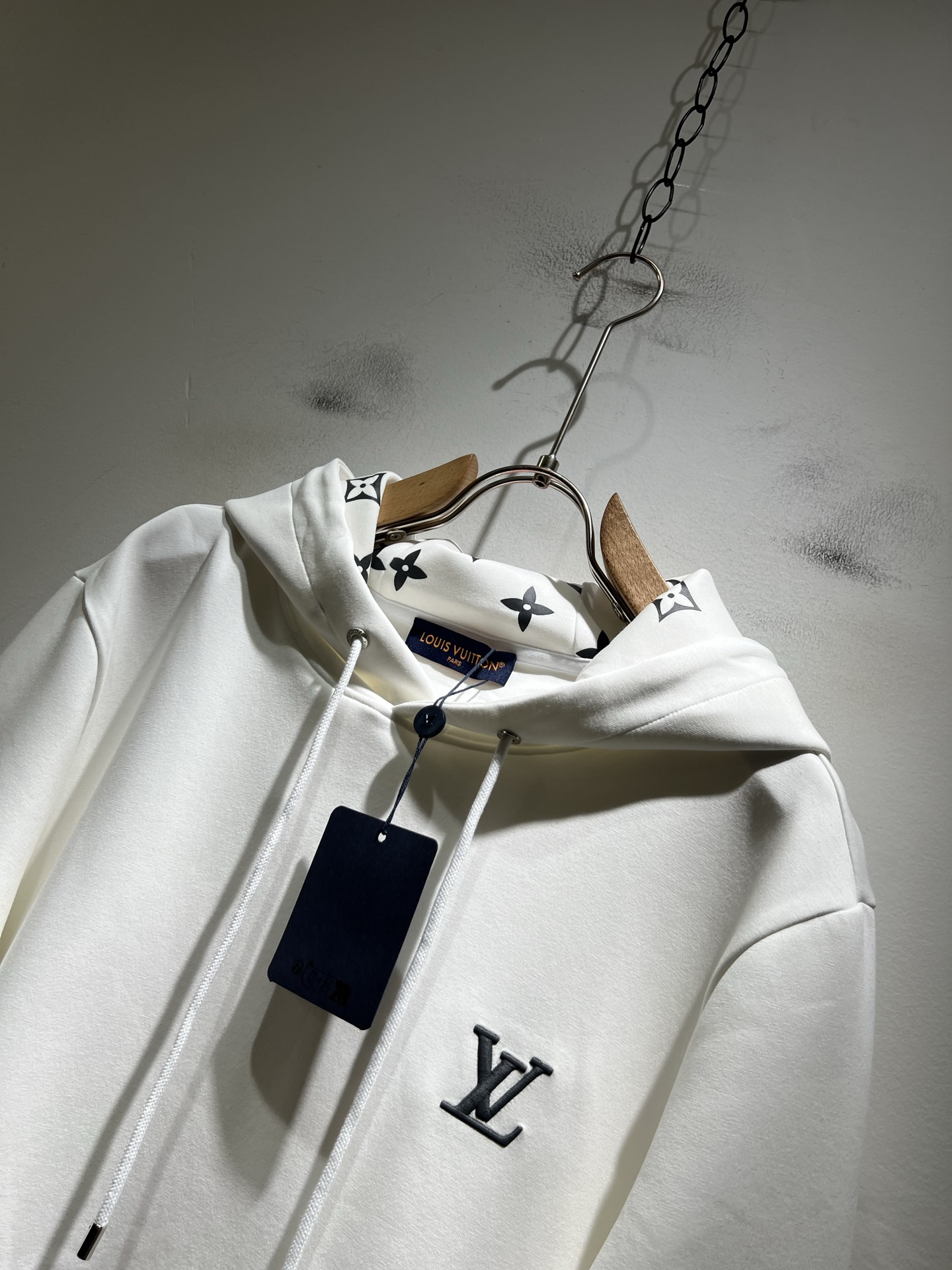 LouisVuitt*路易*登 2025秋冬全新系列单品上线，非常时髦前卫的一款男女同款👫长袖连帽卫衣，