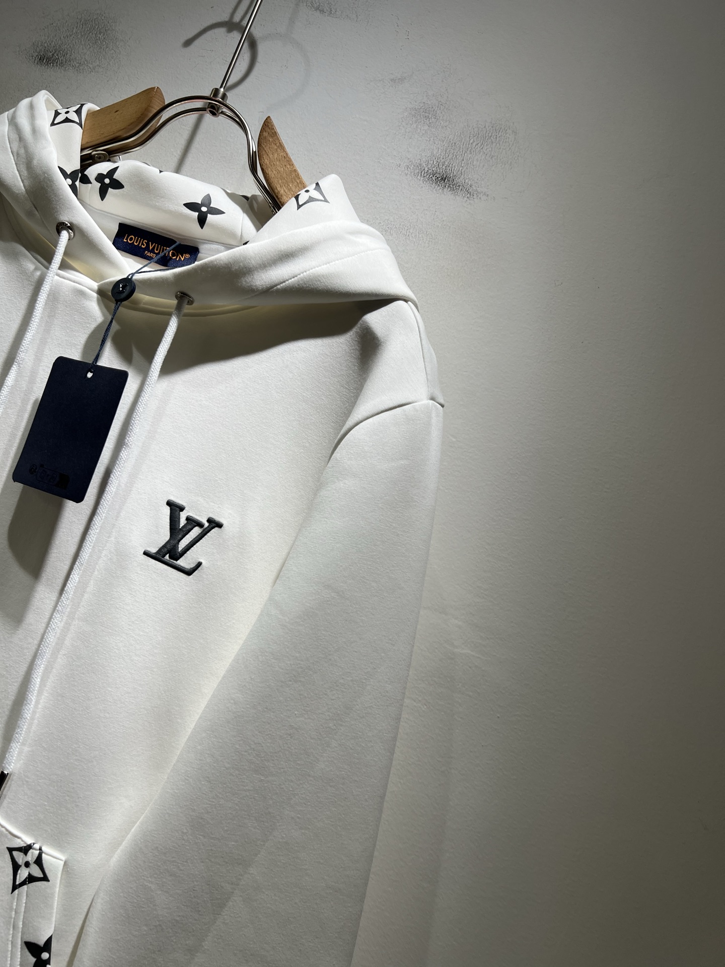 LouisVuitt*路易*登 2025秋冬全新系列单品上线，非常时髦前卫的一款男女同款👫长袖连帽卫衣，