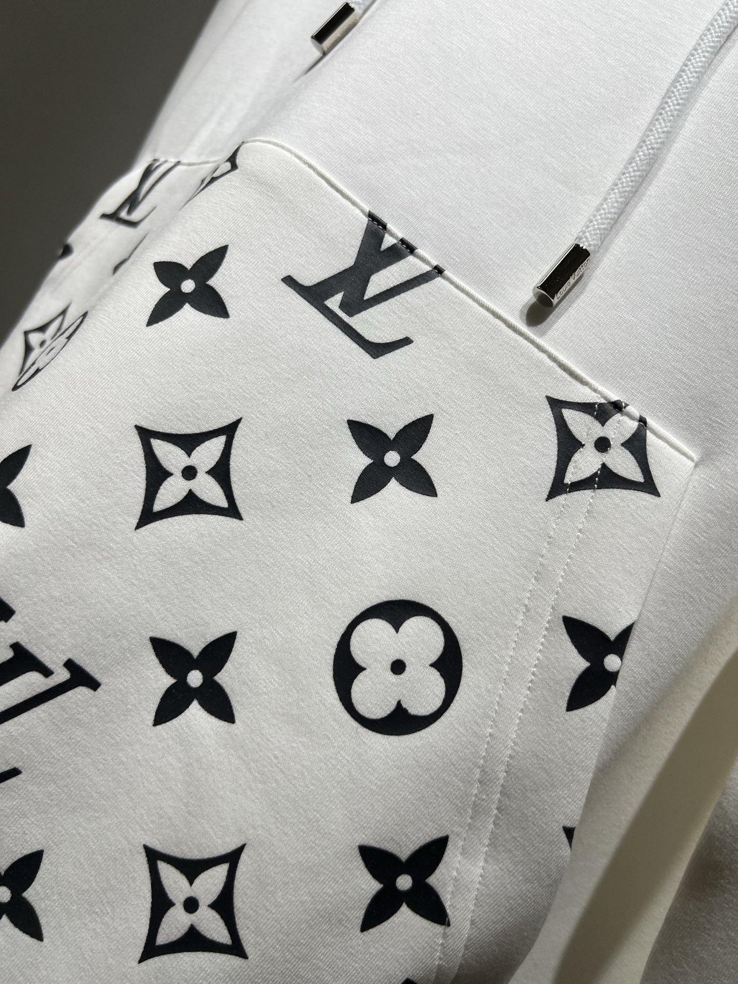 LouisVuitt*路易*登 2025秋冬全新系列单品上线，非常时髦前卫的一款男女同款👫长袖连帽卫衣，