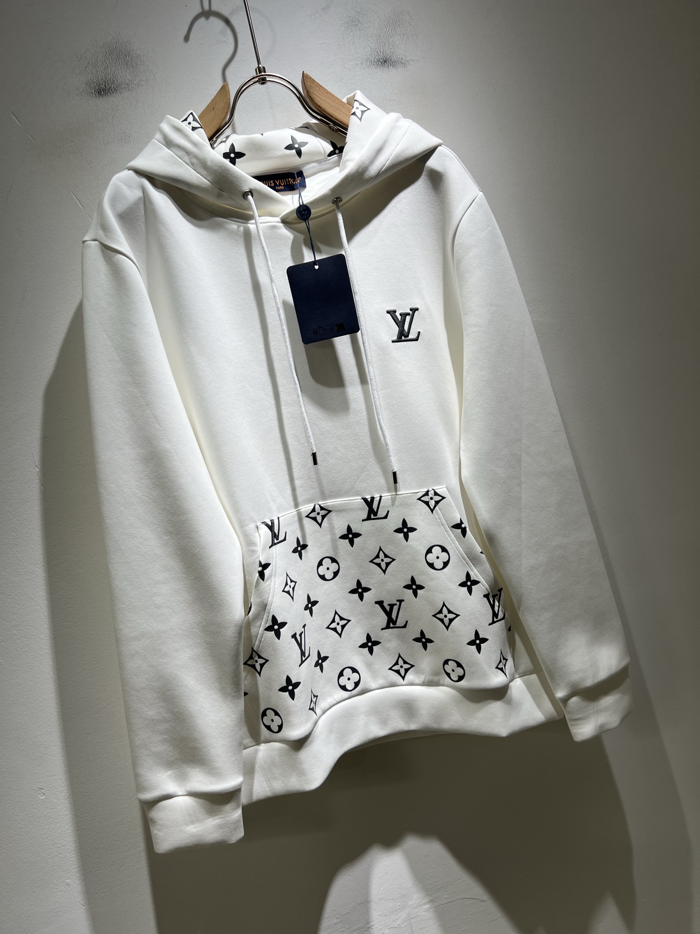 LouisVuitt*路易*登 2025秋冬全新系列单品上线，非常时髦前卫的一款男女同款👫长袖连帽卫衣，