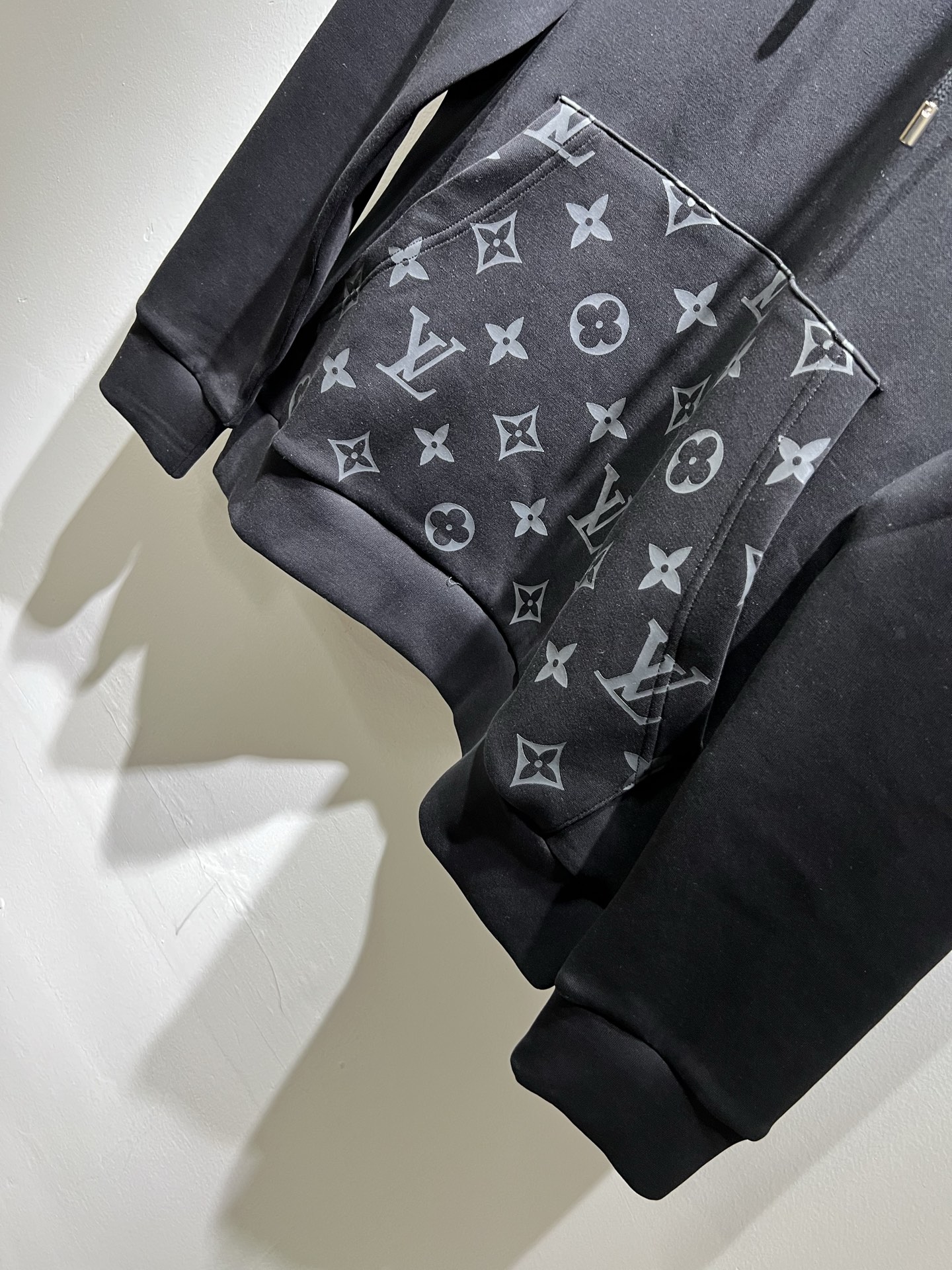 LouisVuitt*路易*登 2025秋冬全新系列单品上线，非常时髦前卫的一款男女同款👫长袖连帽卫衣，