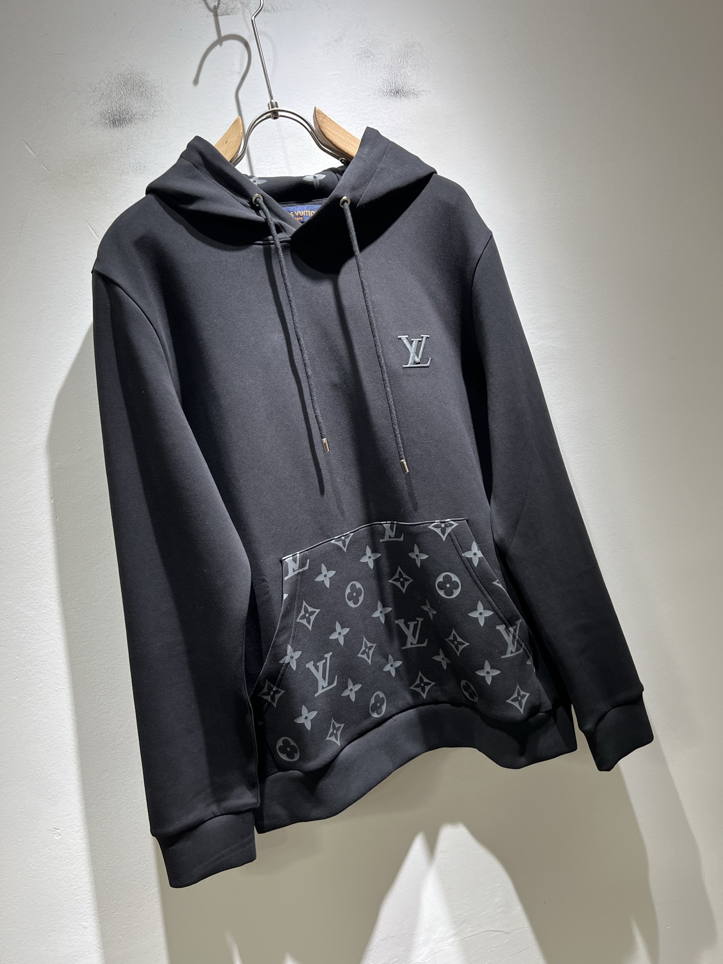 LouisVuitt*路易*登 2025秋冬全新系列单品上线，非常时髦前卫的一款男女同款👫长袖连帽卫衣，