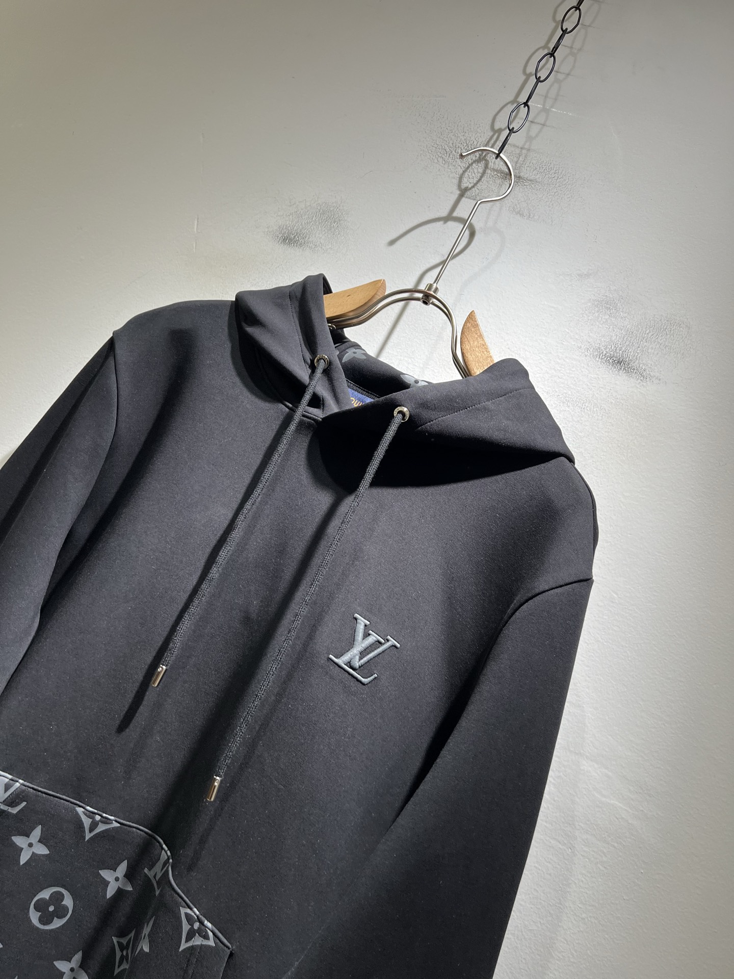 LouisVuitt*路易*登 2025秋冬全新系列单品上线，非常时髦前卫的一款男女同款👫长袖连帽卫衣，