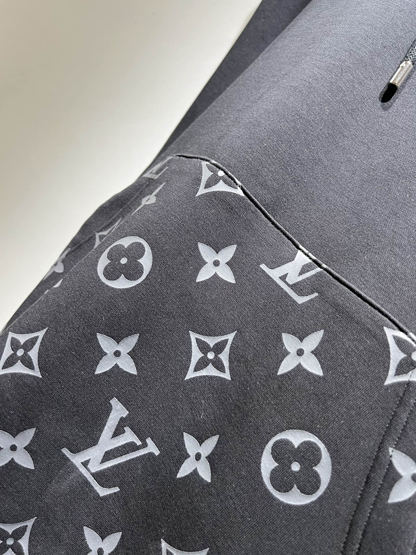 LouisVuitt*路易*登 2025秋冬全新系列单品上线，非常时髦前卫的一款男女同款👫长袖连帽卫衣，