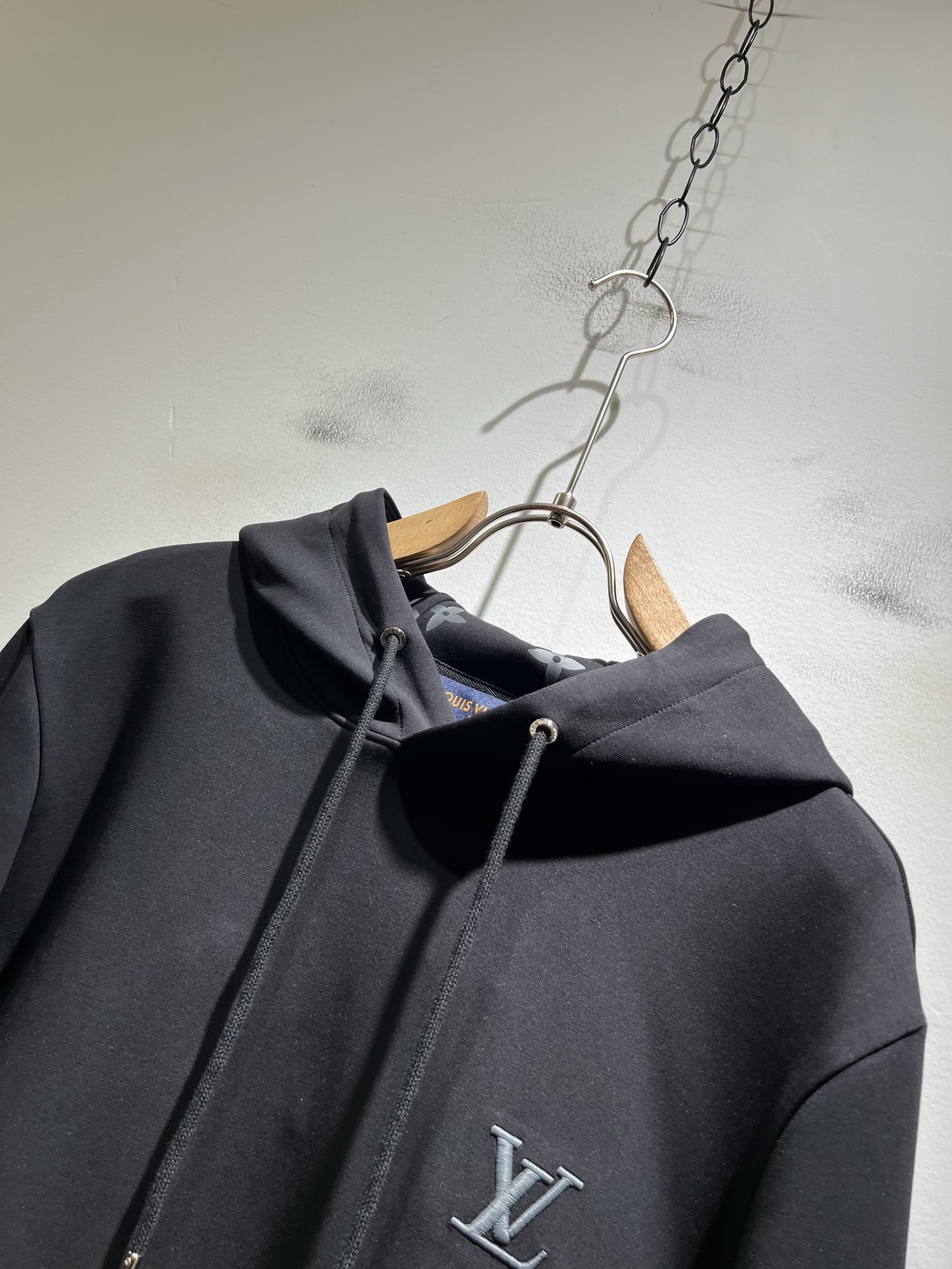 LouisVuitt*路易*登 2025秋冬全新系列单品上线，非常时髦前卫的一款男女同款👫长袖连帽卫衣，