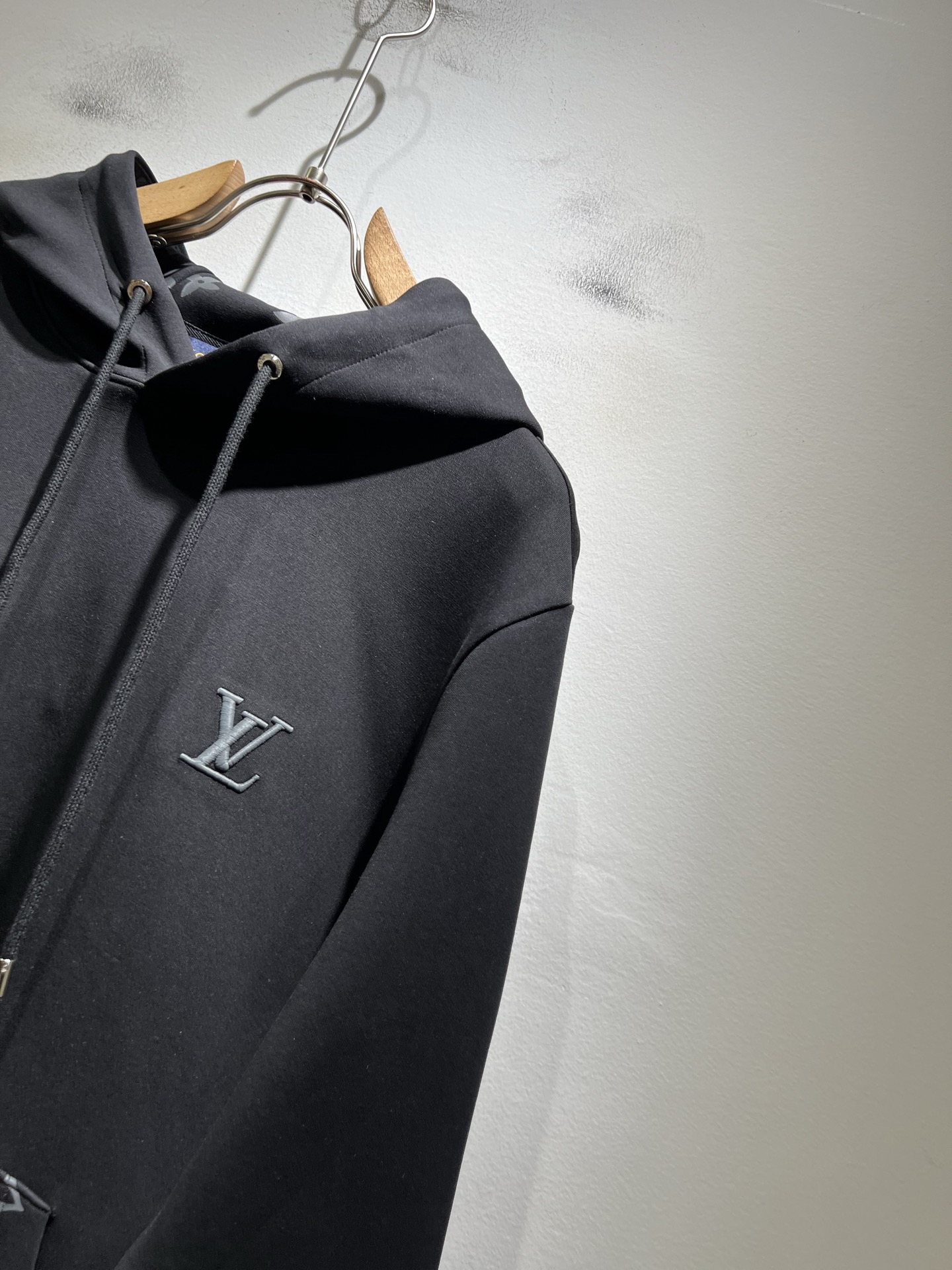 LouisVuitt*路易*登 2025秋冬全新系列单品上线，非常时髦前卫的一款男女同款👫长袖连帽卫衣，