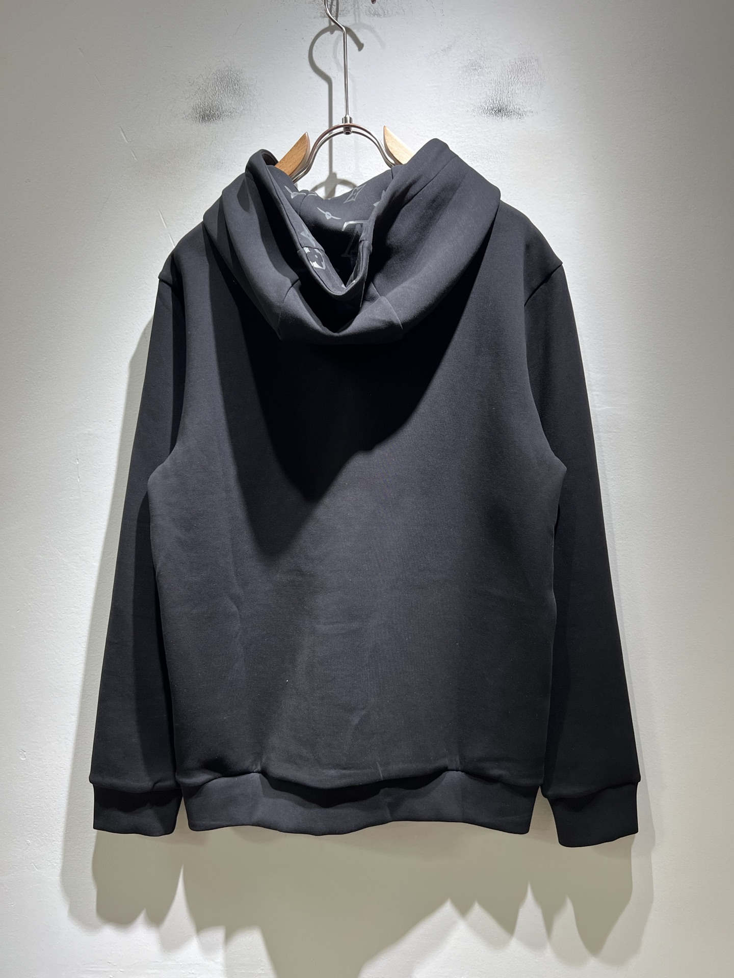 LouisVuitt*路易*登 2025秋冬全新系列单品上线，非常时髦前卫的一款男女同款👫长袖连帽卫衣，