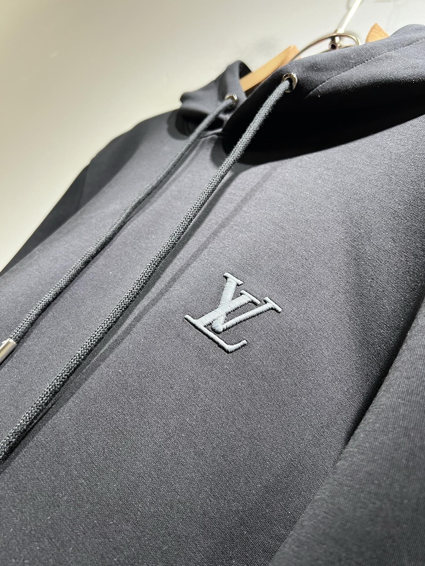 LouisVuitt*路易*登 2025秋冬全新系列单品上线，非常时髦前卫的一款男女同款👫长袖连帽卫衣，