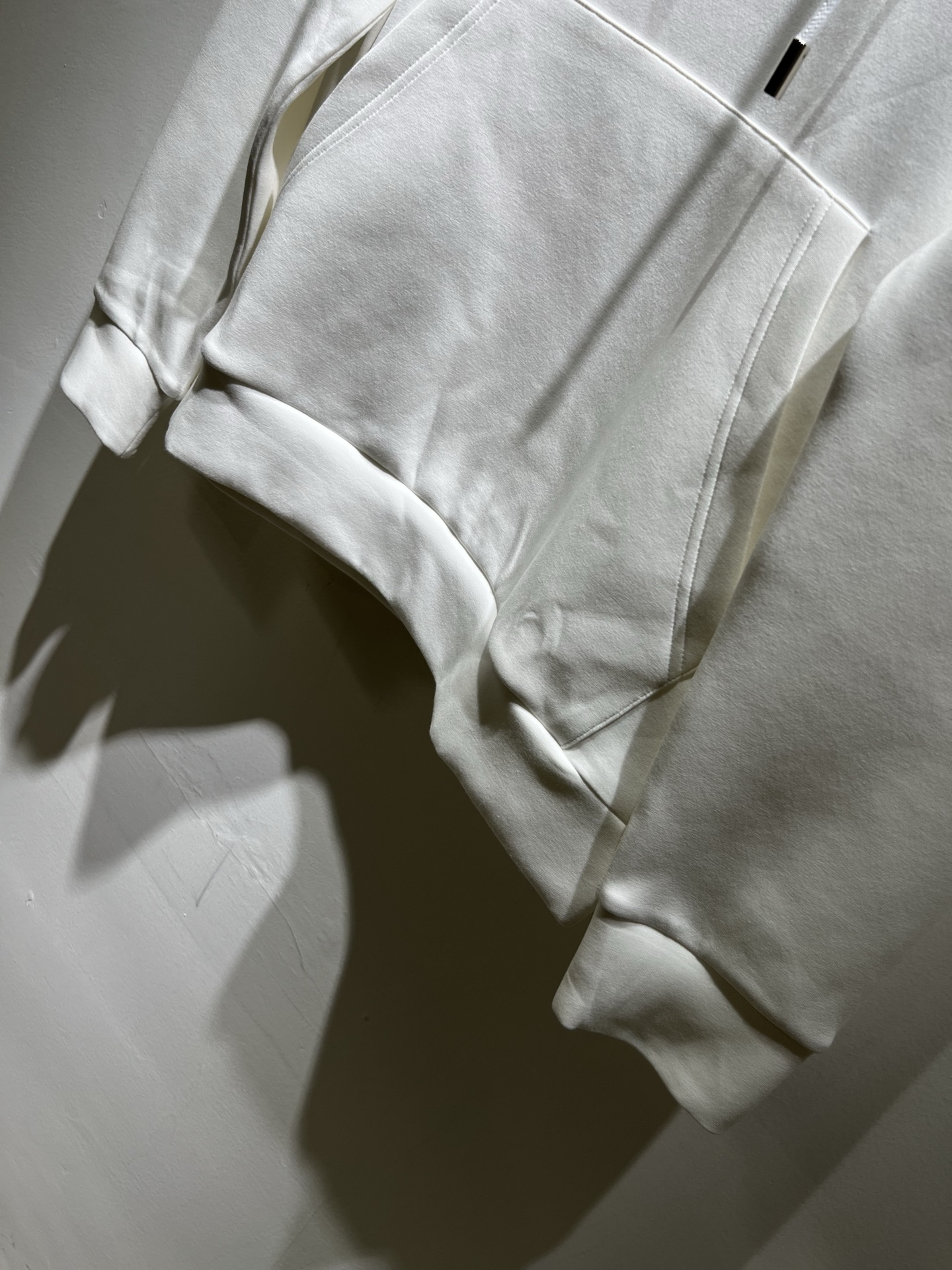 Moncl*r蒙*口2025秋冬男女同款情侣款👫最新的贸易订单长袖卫衣，全品相！！网红款！工艺采用图案l