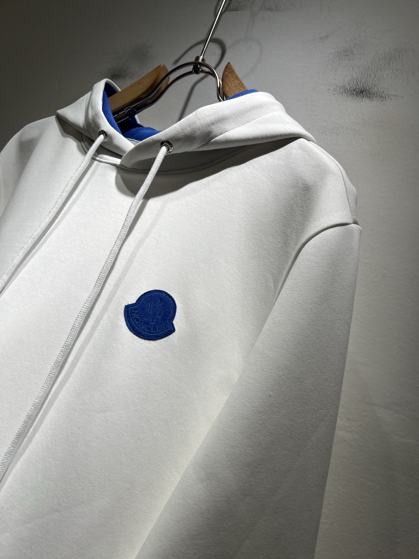 Moncl*r蒙*口2025秋冬男女同款情侣款👫最新的贸易订单长袖卫衣，全品相！！网红款！工艺采用图案l