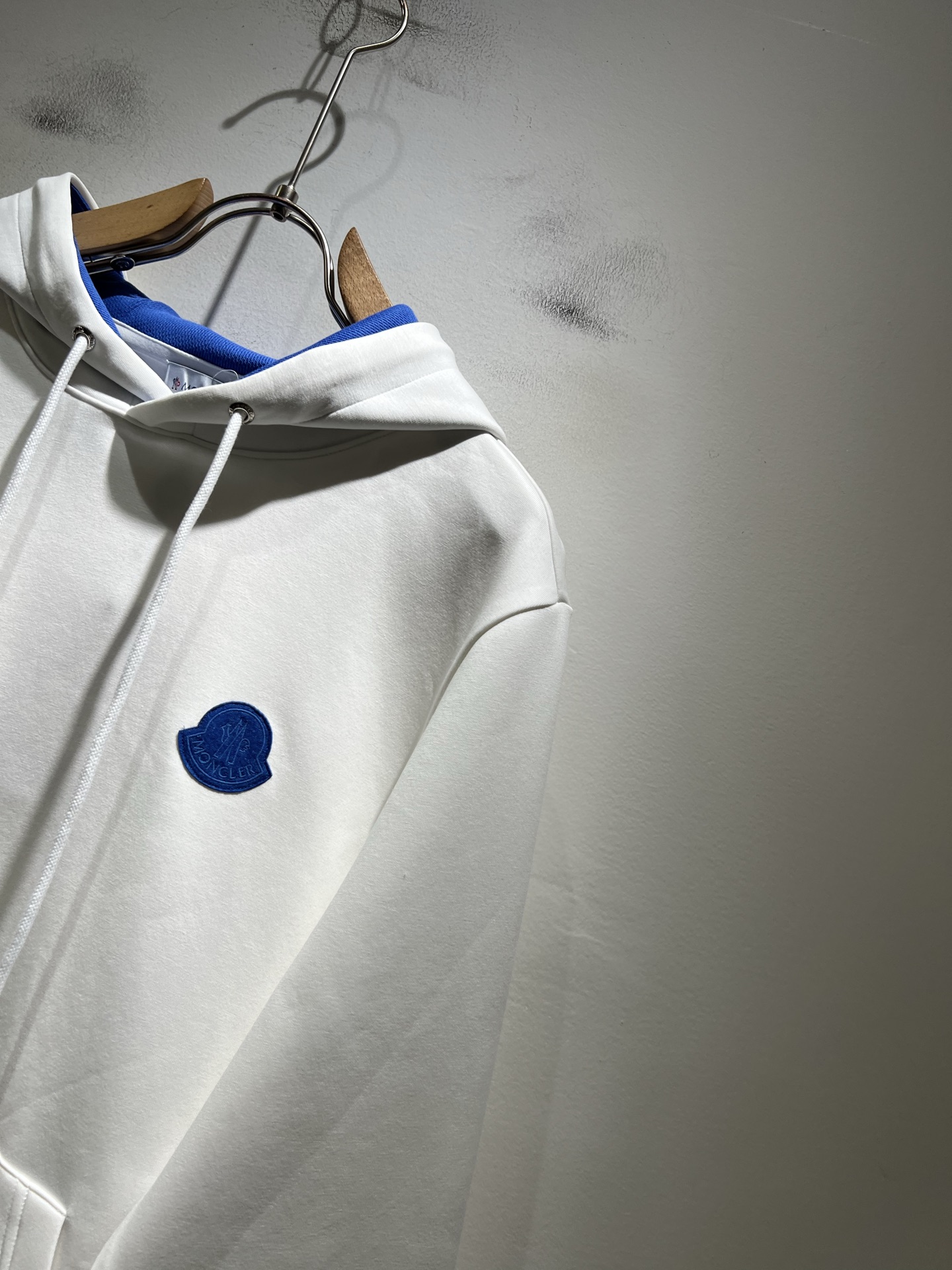 Moncl*r蒙*口2025秋冬男女同款情侣款👫最新的贸易订单长袖卫衣，全品相！！网红款！工艺采用图案l