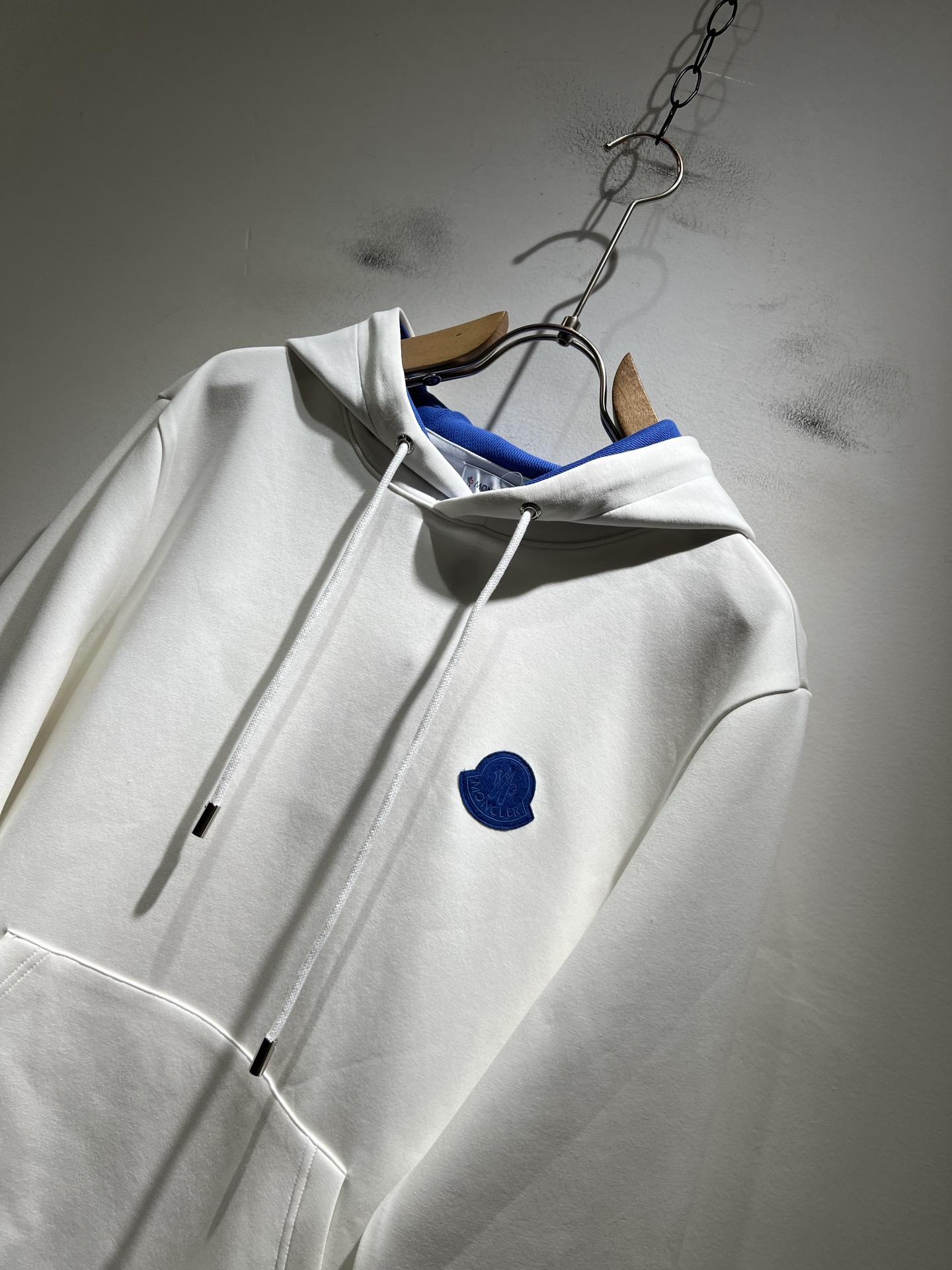 Moncl*r蒙*口2025秋冬男女同款情侣款👫最新的贸易订单长袖卫衣，全品相！！网红款！工艺采用图案l