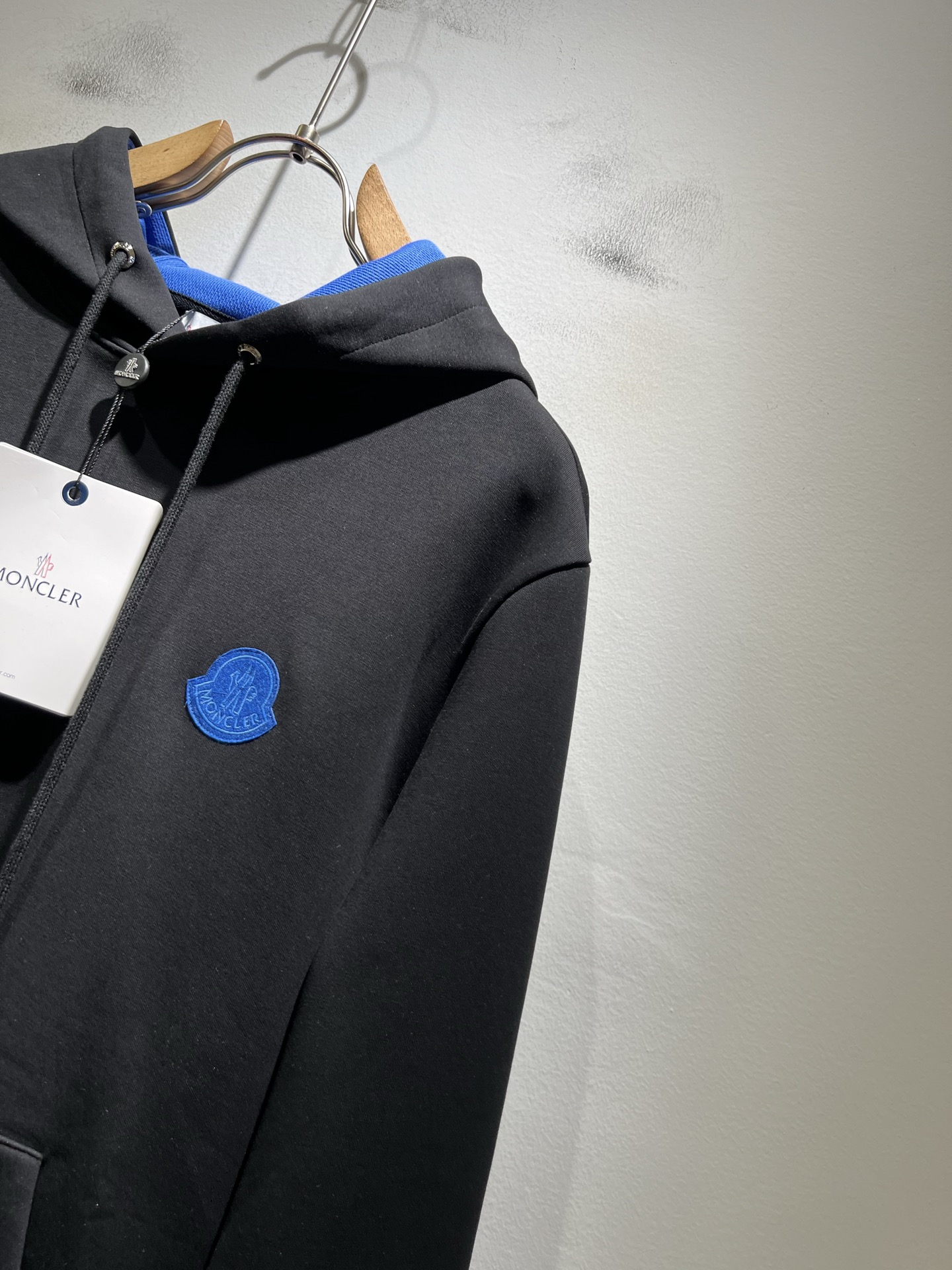 Moncl*r蒙*口2025秋冬男女同款情侣款👫最新的贸易订单长袖卫衣，全品相！！网红款！工艺采用图案l