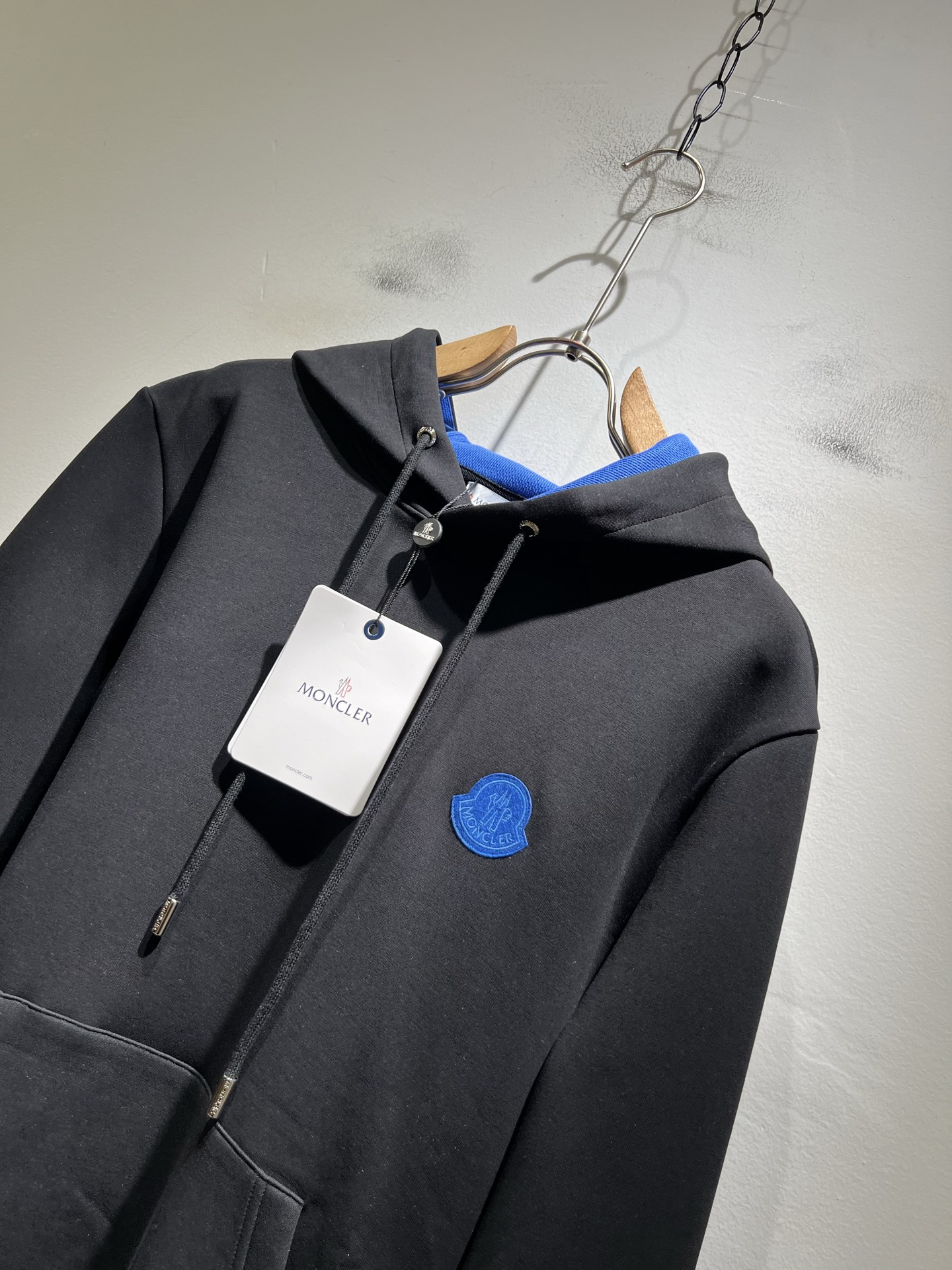 Moncl*r蒙*口2025秋冬男女同款情侣款👫最新的贸易订单长袖卫衣，全品相！！网红款！工艺采用图案l