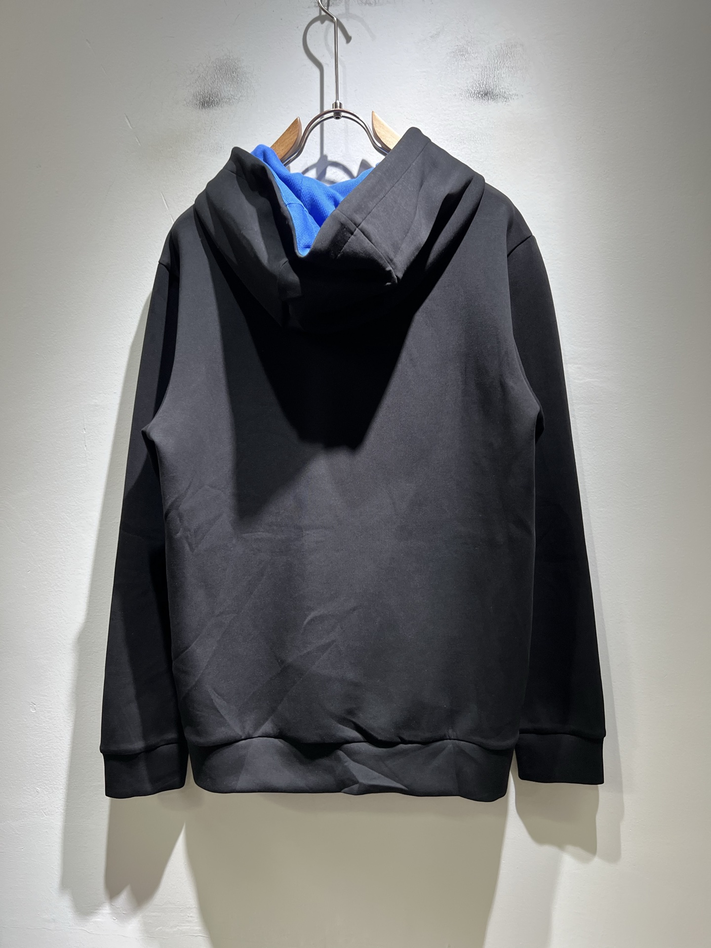 Moncl*r蒙*口2025秋冬男女同款情侣款👫最新的贸易订单长袖卫衣，全品相！！网红款！工艺采用图案l